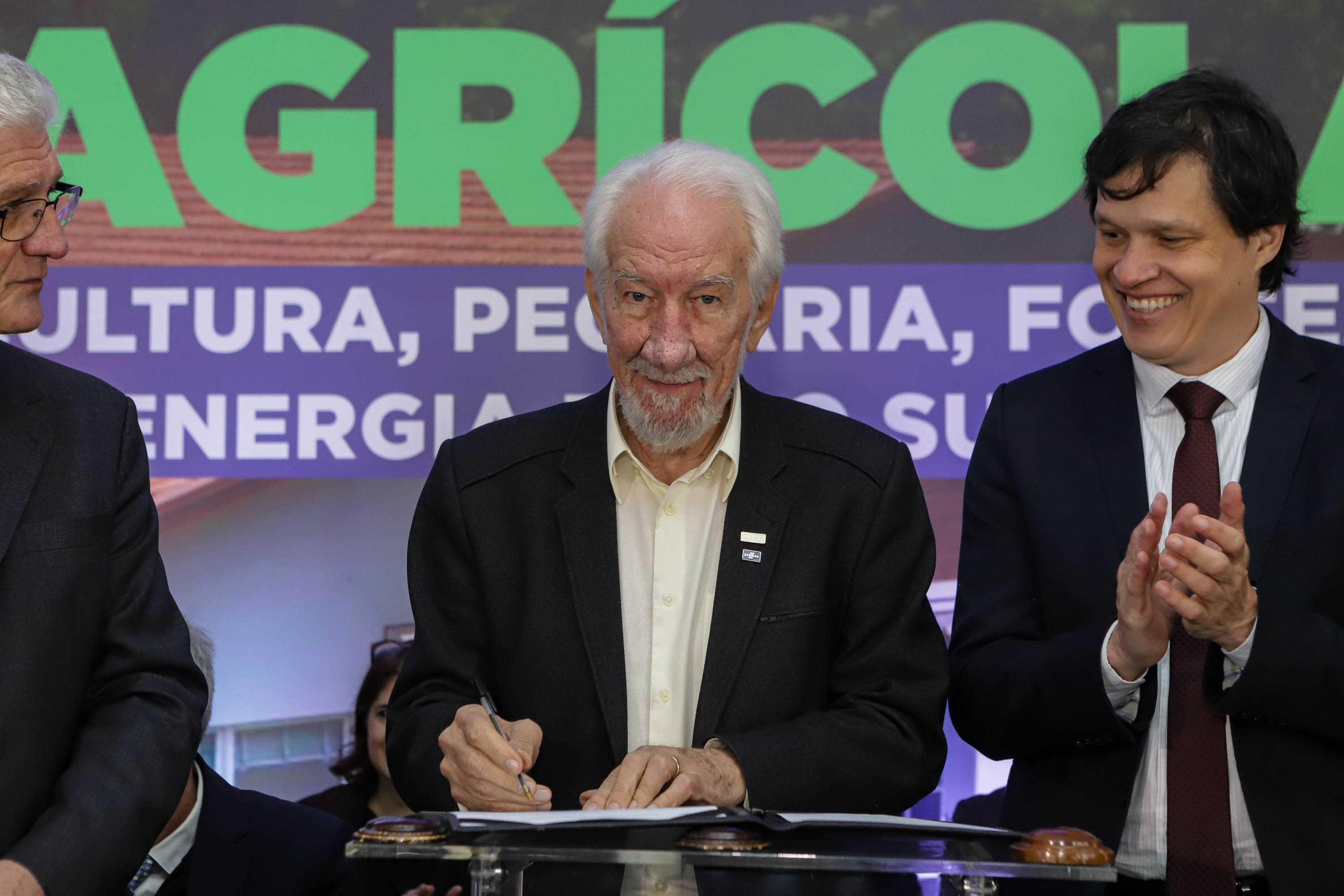 Pinhais, 01 de novembro de 2022 - Evento de entrega de veículos, benfeitorias e formalização de parceria com o governo israelense que aconteceu no Colégio Agricola Nilton Freire Maia.