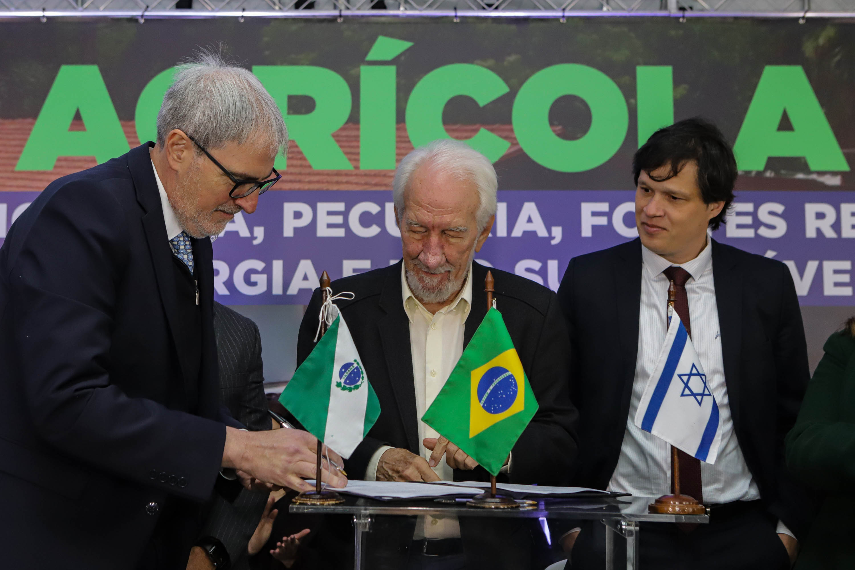 Pinhais, 01 de novembro de 2022 - Evento de entrega de veículos, benfeitorias e formalização de parceria com o governo israelense que aconteceu no Colégio Agricola Nilton Freire Maia.