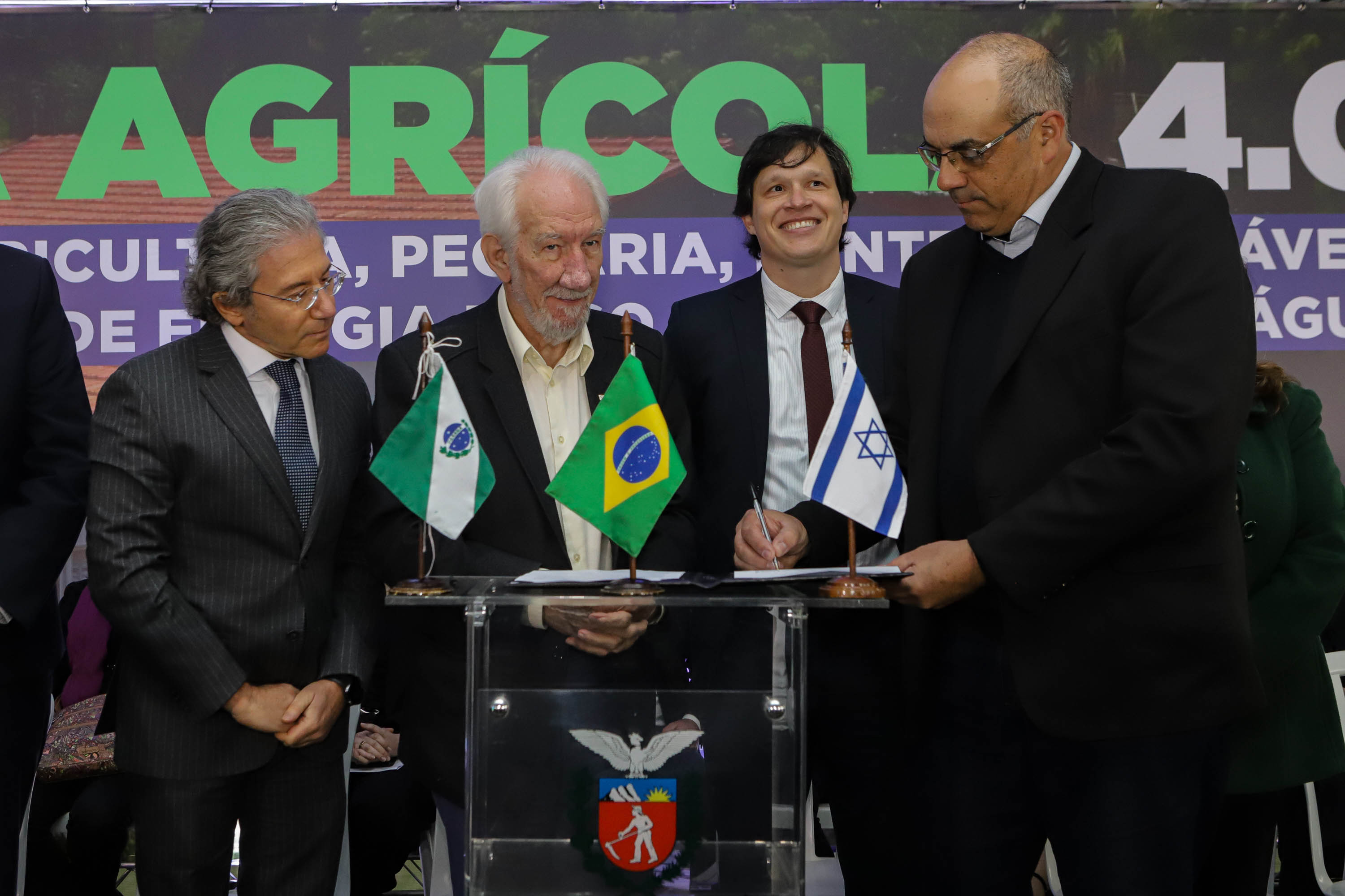 Pinhais, 01 de novembro de 2022 - Evento de entrega de veículos, benfeitorias e formalização de parceria com o governo israelense que aconteceu no Colégio Agricola Nilton Freire Maia.