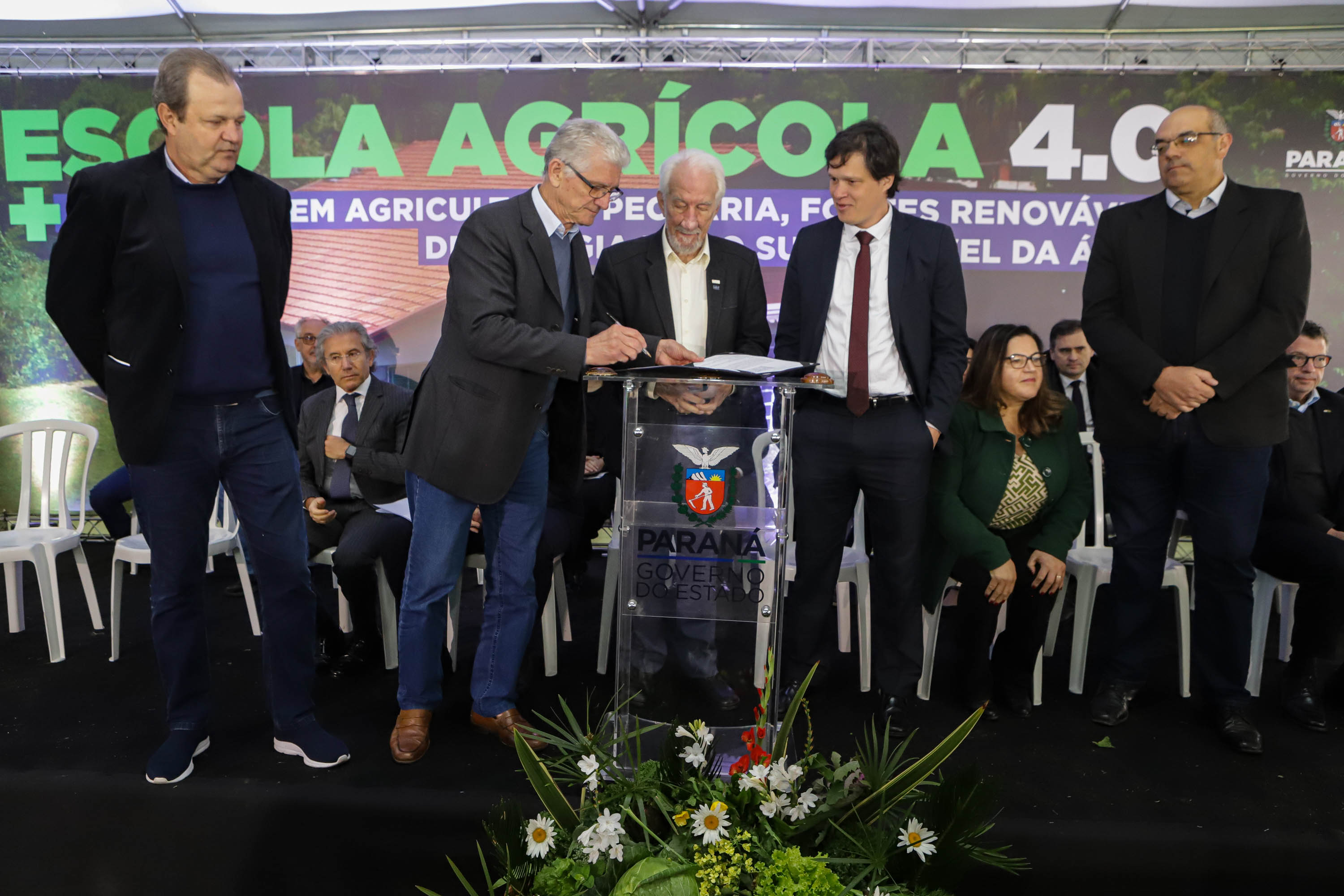 Pinhais, 01 de novembro de 2022 - Evento de entrega de veículos, benfeitorias e formalização de parceria com o governo israelense que aconteceu no Colégio Agricola Nilton Freire Maia.