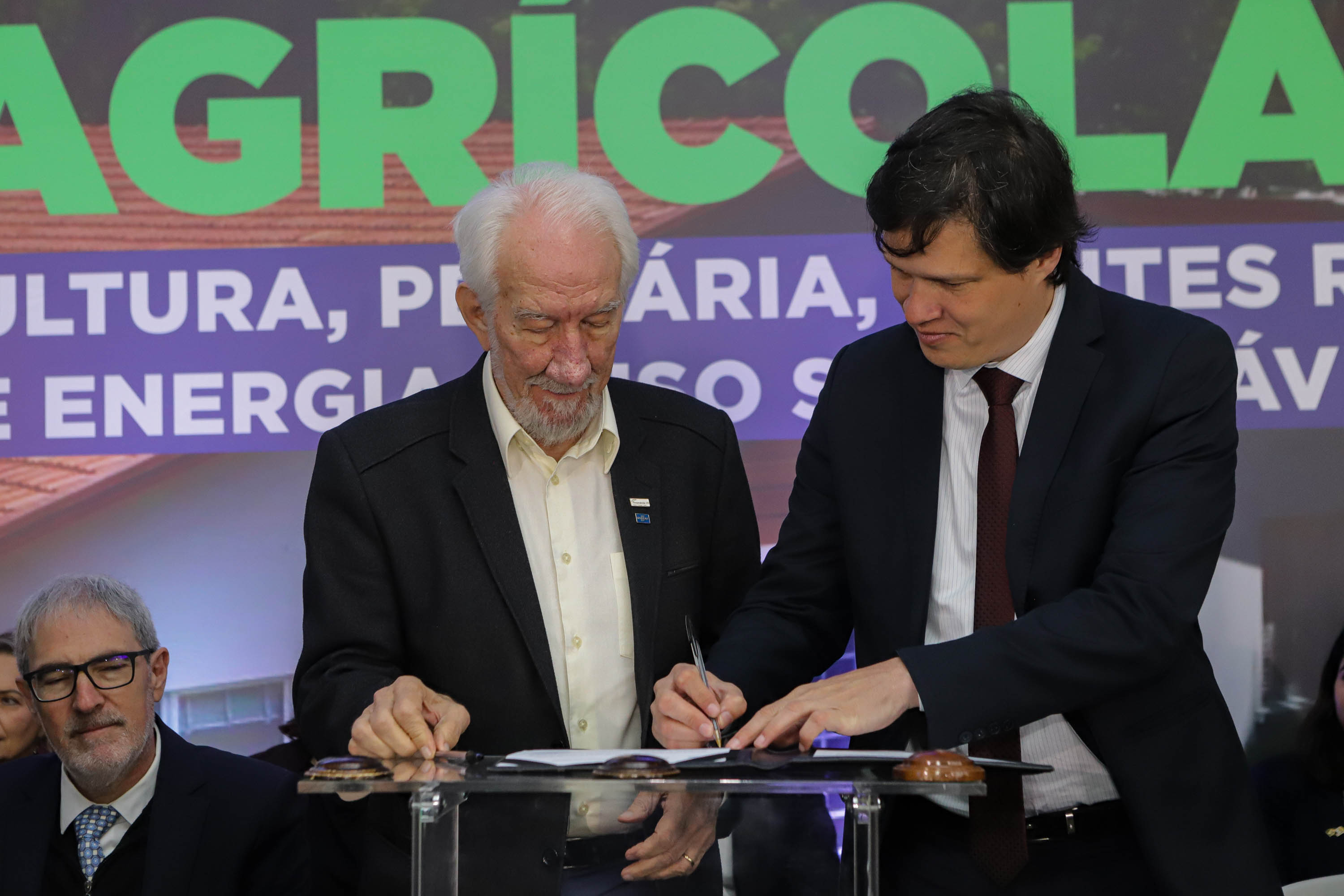 Pinhais, 01 de novembro de 2022 - Evento de entrega de veículos, benfeitorias e formalização de parceria com o governo israelense que aconteceu no Colégio Agricola Nilton Freire Maia.