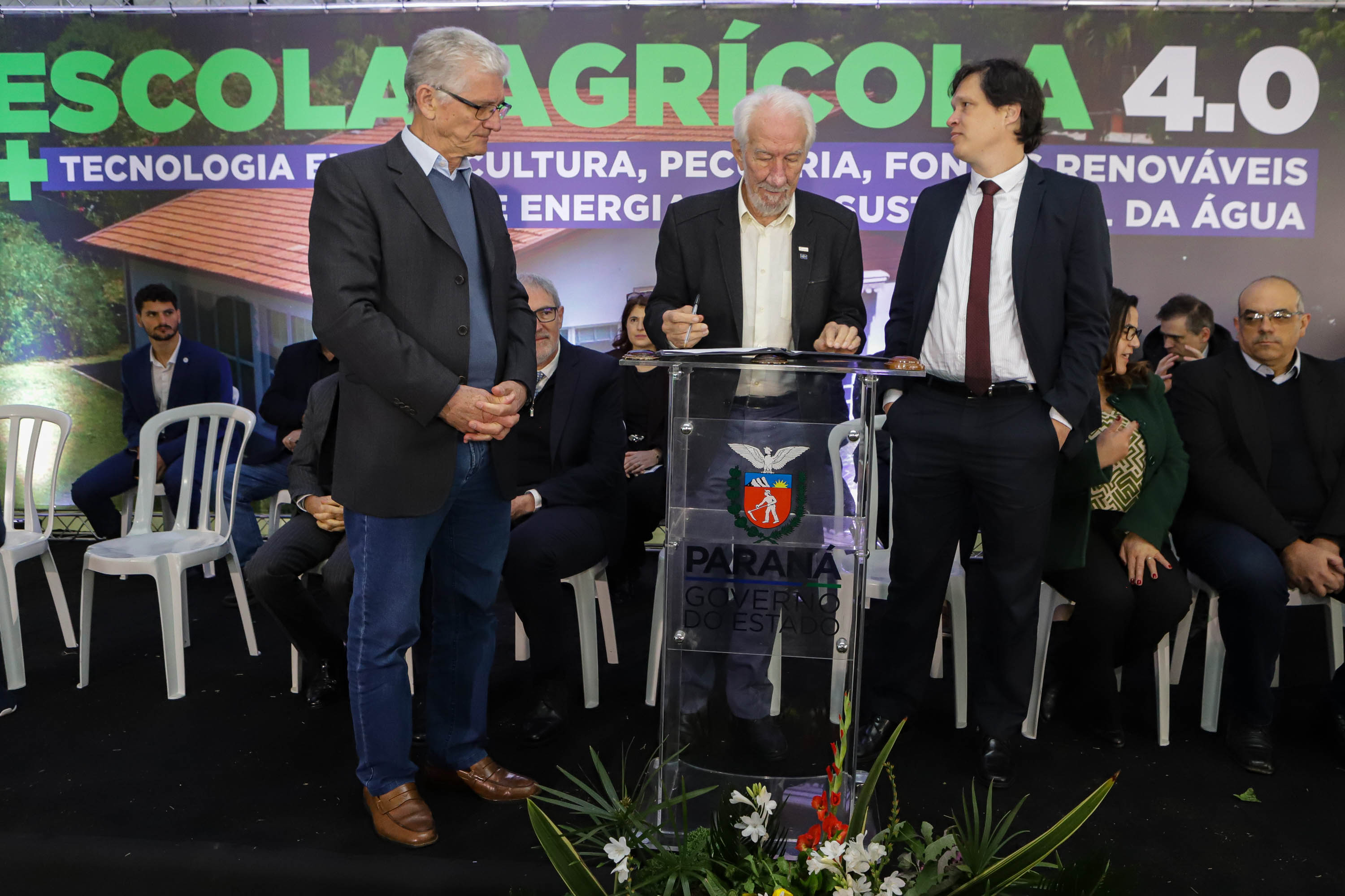 Pinhais, 01 de novembro de 2022 - Evento de entrega de veículos, benfeitorias e formalização de parceria com o governo israelense que aconteceu no Colégio Agricola Nilton Freire Maia.