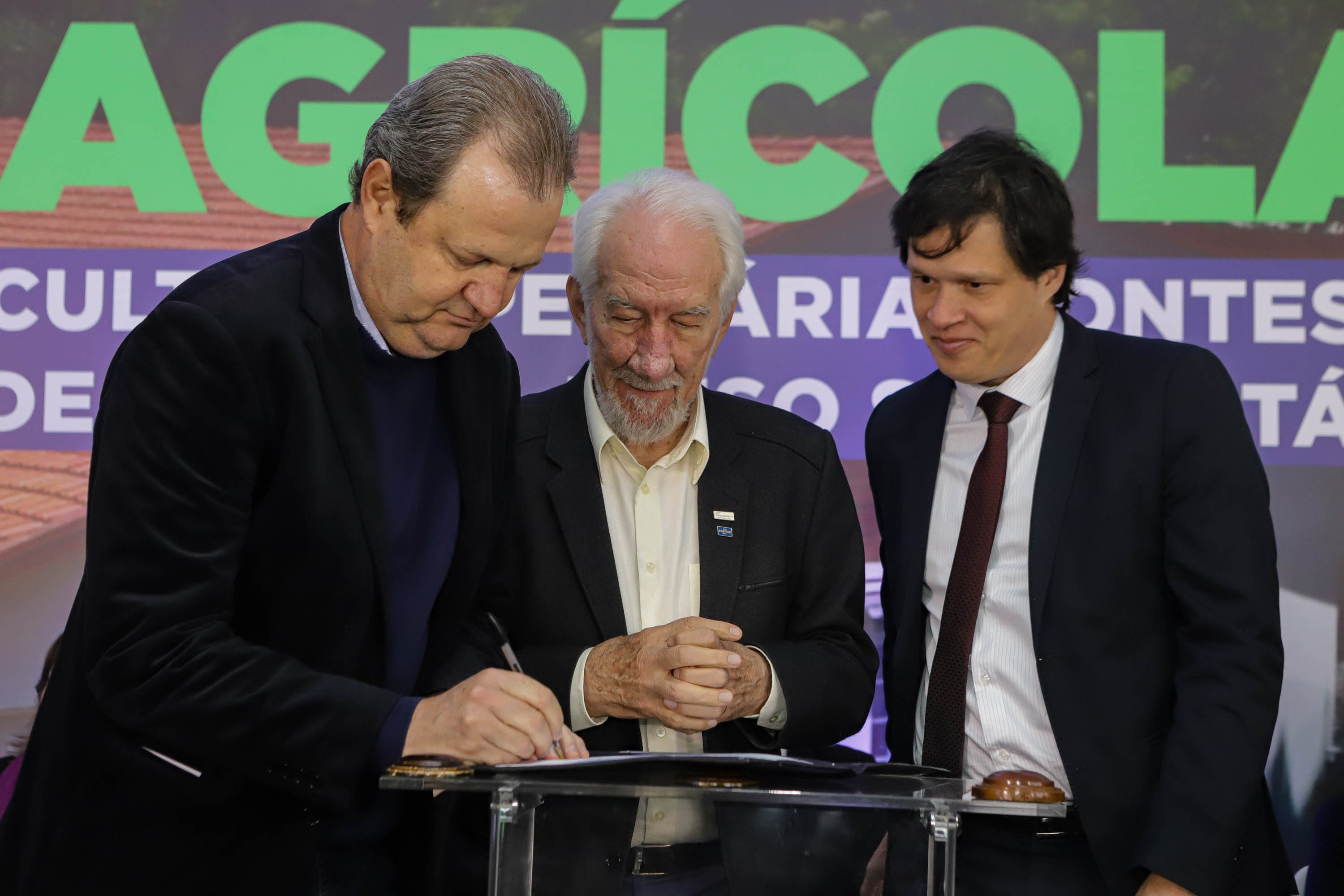 Pinhais, 01 de novembro de 2022 - Evento de entrega de veículos, benfeitorias e formalização de parceria com o governo israelense que aconteceu no Colégio Agricola Nilton Freire Maia.