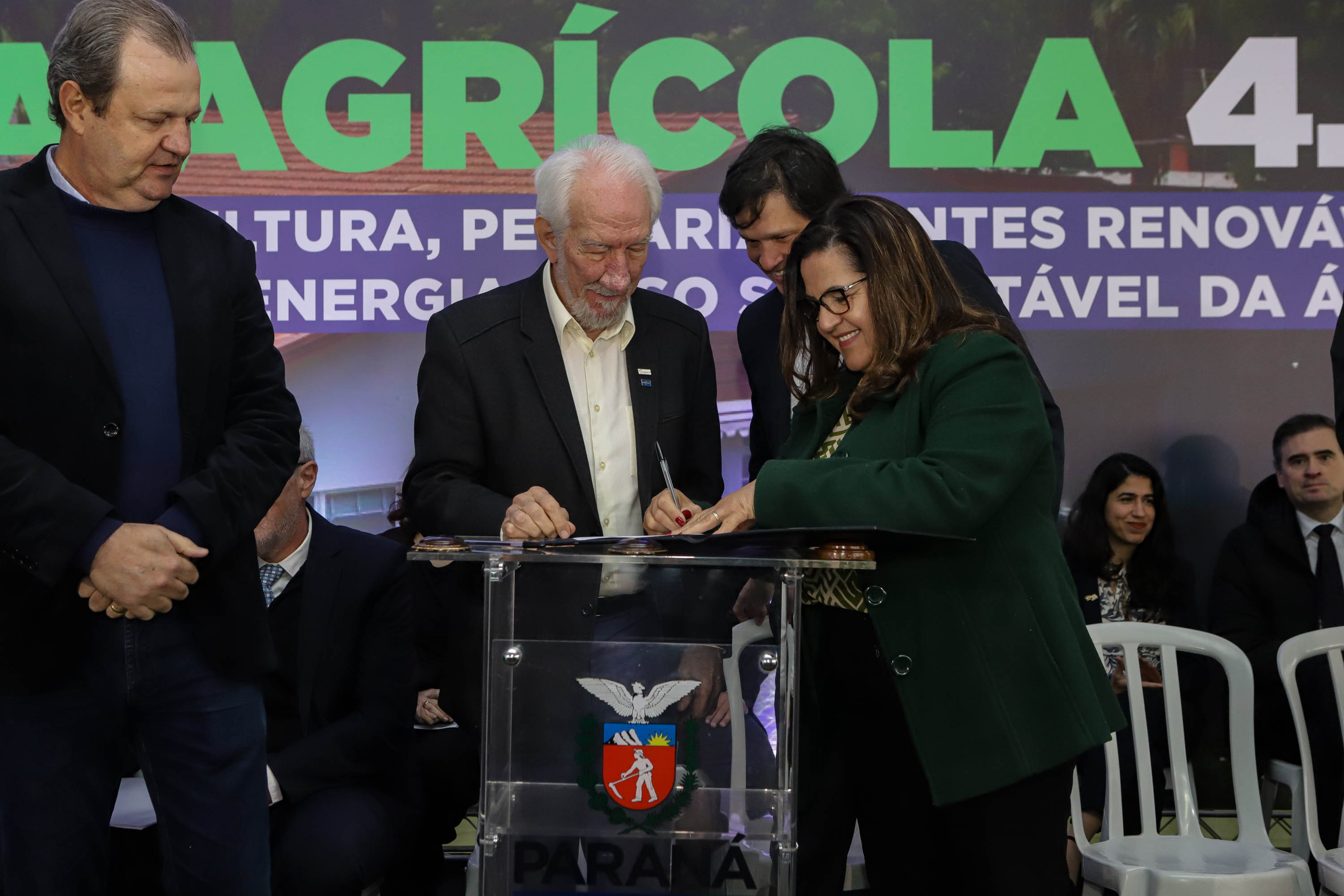 Pinhais, 01 de novembro de 2022 - Evento de entrega de veículos, benfeitorias e formalização de parceria com o governo israelense que aconteceu no Colégio Agricola Nilton Freire Maia.