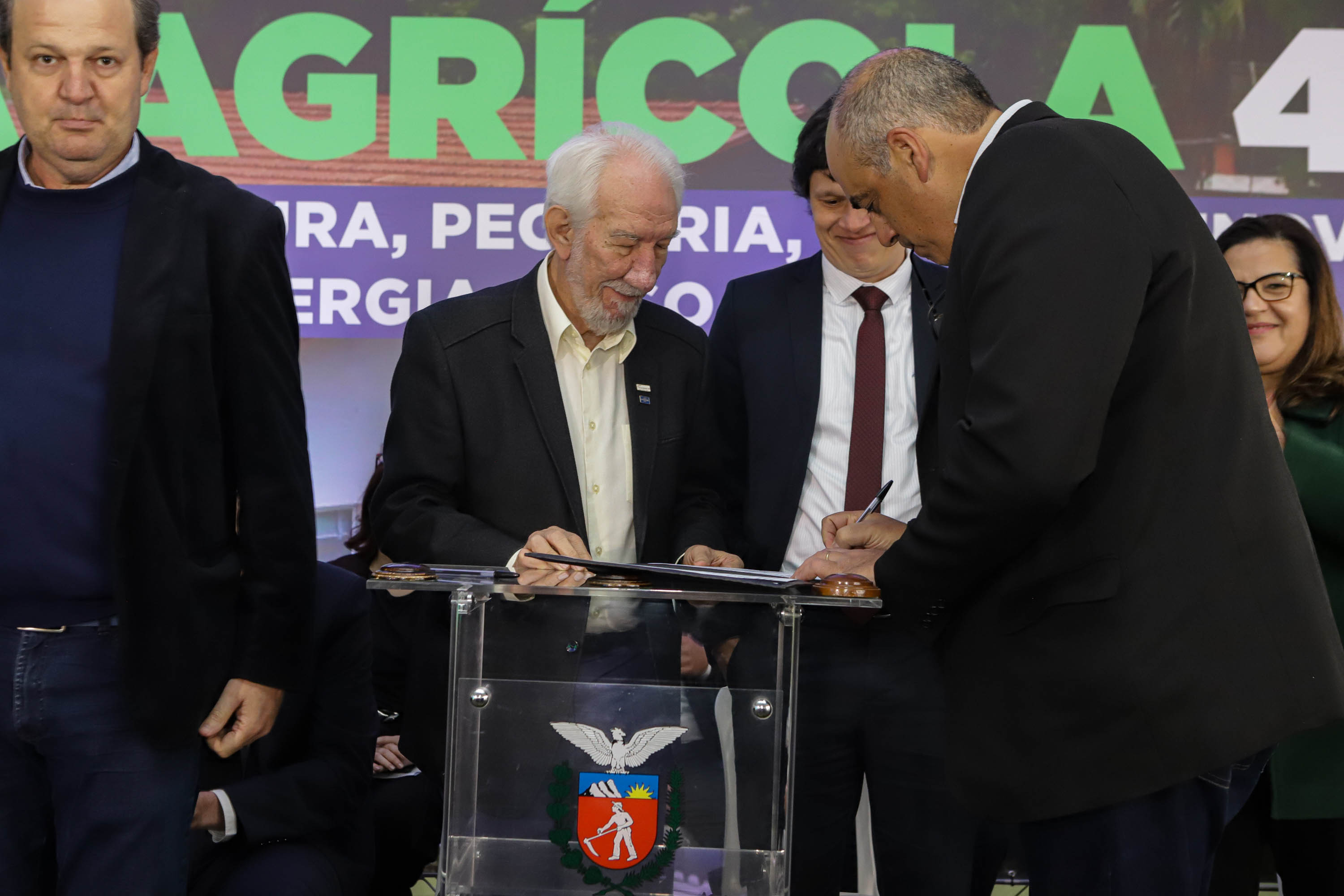Pinhais, 01 de novembro de 2022 - Evento de entrega de veículos, benfeitorias e formalização de parceria com o governo israelense que aconteceu no Colégio Agricola Nilton Freire Maia.