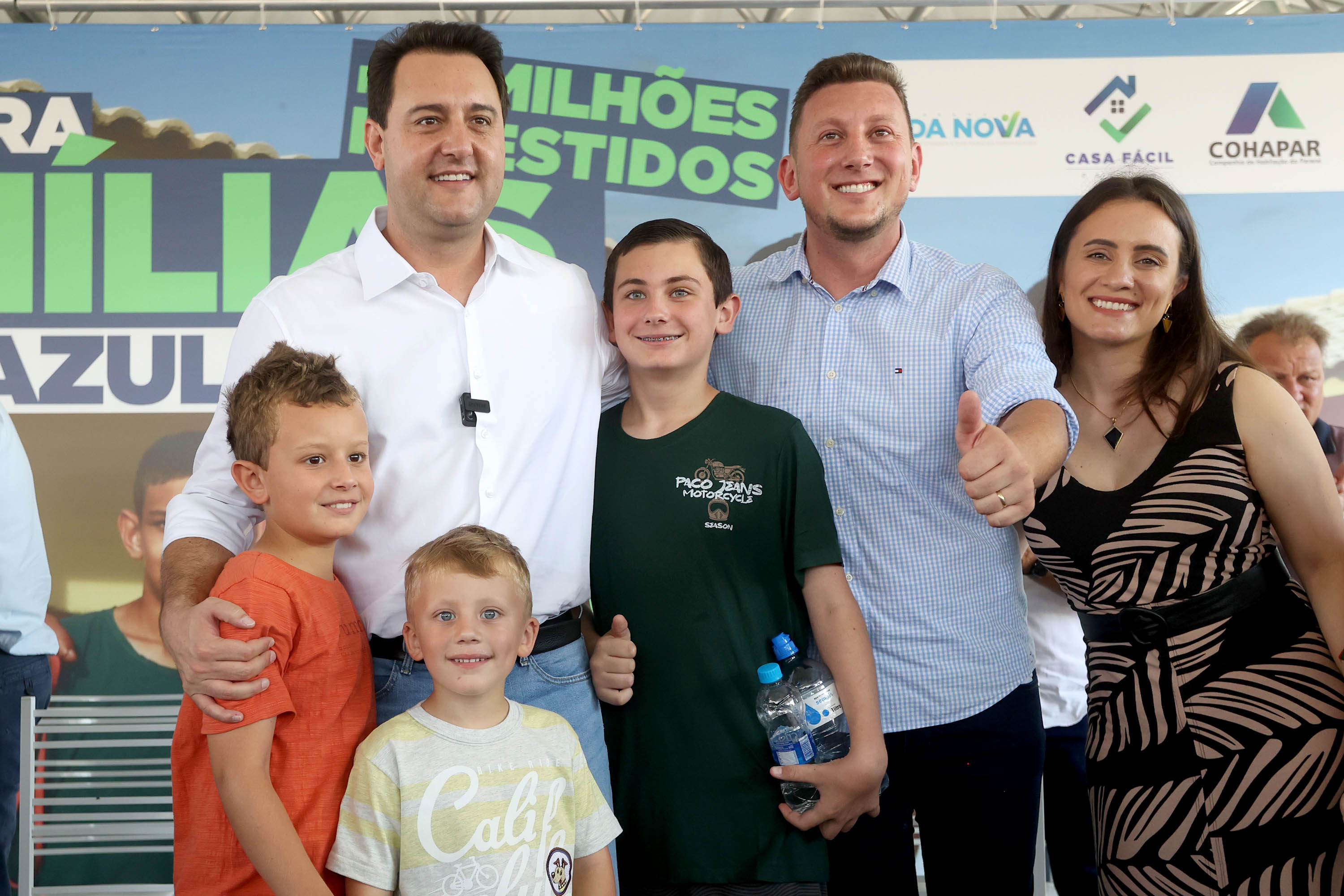 Trinta e quatro famílias que viviam em casas em situação precária ou áreas de risco em Rio Azul, na região Centro-Sul do Paraná, receberam nesta sexta-feira (09) novas moradias do Governo do Estado Carlos Massa Ratinho Junior. A inauguração do conjunto habitacional e entrega das chaves contou com a participação do governador Carlos Massa Ratinho Junior e o prefeito Leandro Jasinski.