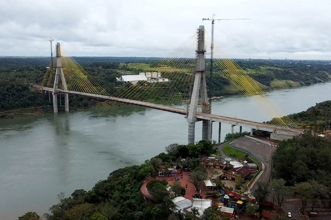 Governador Ratinho Junior faz última vistoria na Ponte da Integração, que está concluída