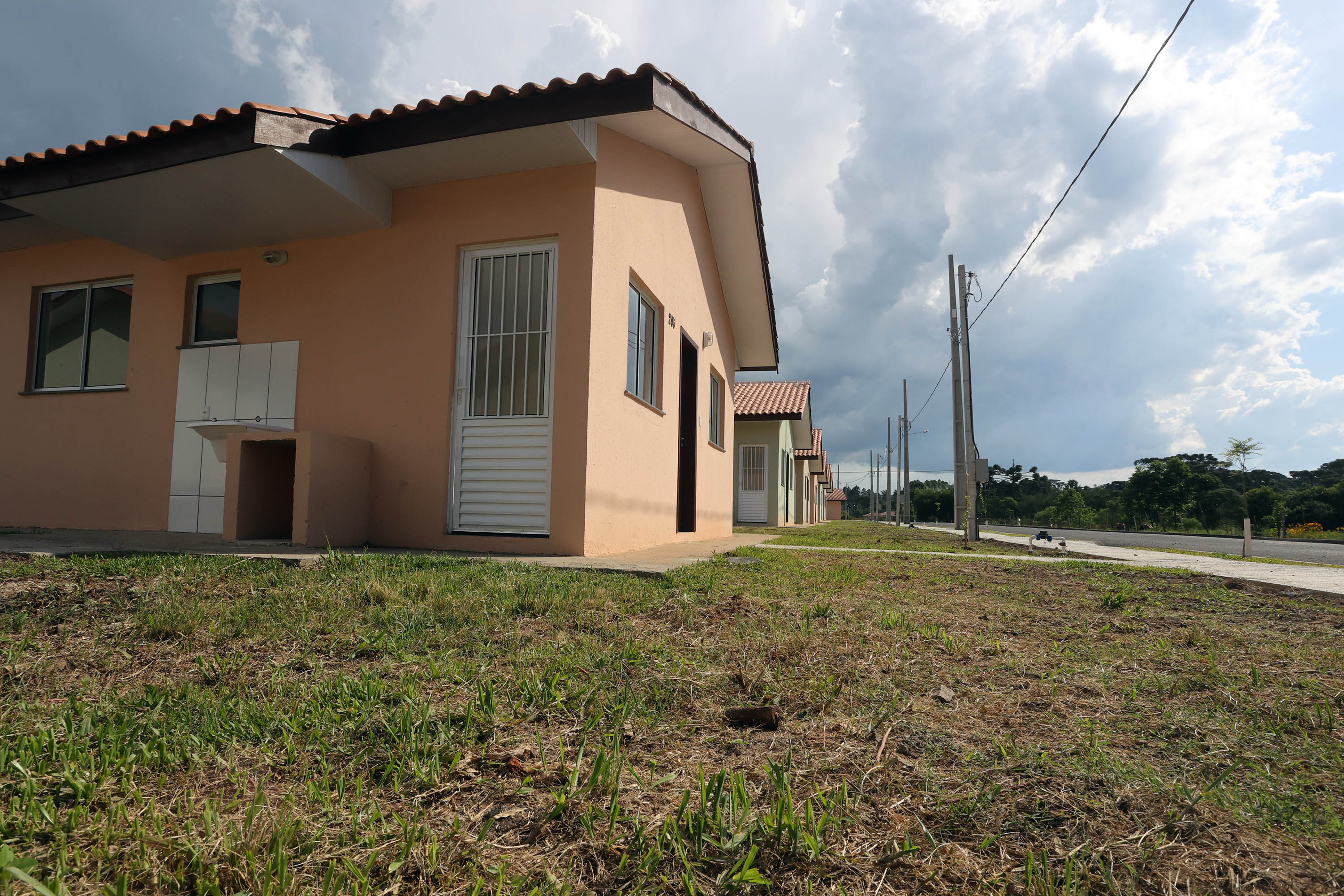 Trinta e quatro famílias que viviam em casas em situação precária ou áreas de risco em Rio Azul, na região Centro-Sul do Paraná, receberam nesta sexta-feira (09) novas moradias do Governo do Estado Carlos Massa Ratinho Junior. A inauguração do conjunto habitacional e entrega das chaves contou com a participação do governador Carlos Massa Ratinho Junior e o prefeito Leandro Jasinski.