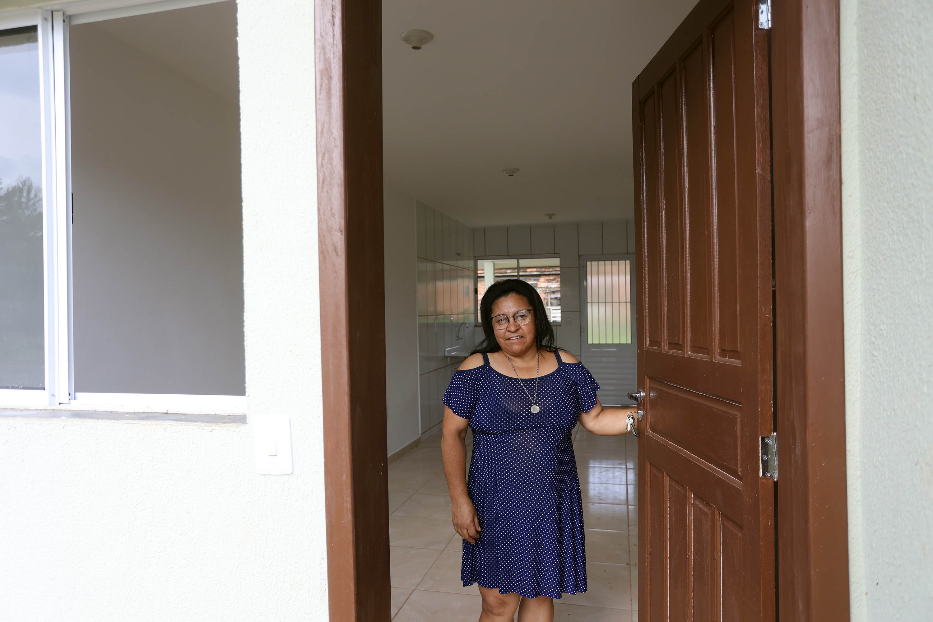 Trinta e quatro famílias que viviam em casas em situação precária ou áreas de risco em Rio Azul, na região Centro-Sul do Paraná, receberam nesta sexta-feira (09) novas moradias do Governo do Estado Carlos Massa Ratinho Junior. A inauguração do conjunto habitacional e entrega das chaves contou com a participação do governador Carlos Massa Ratinho Junior e o prefeito Leandro Jasinski.