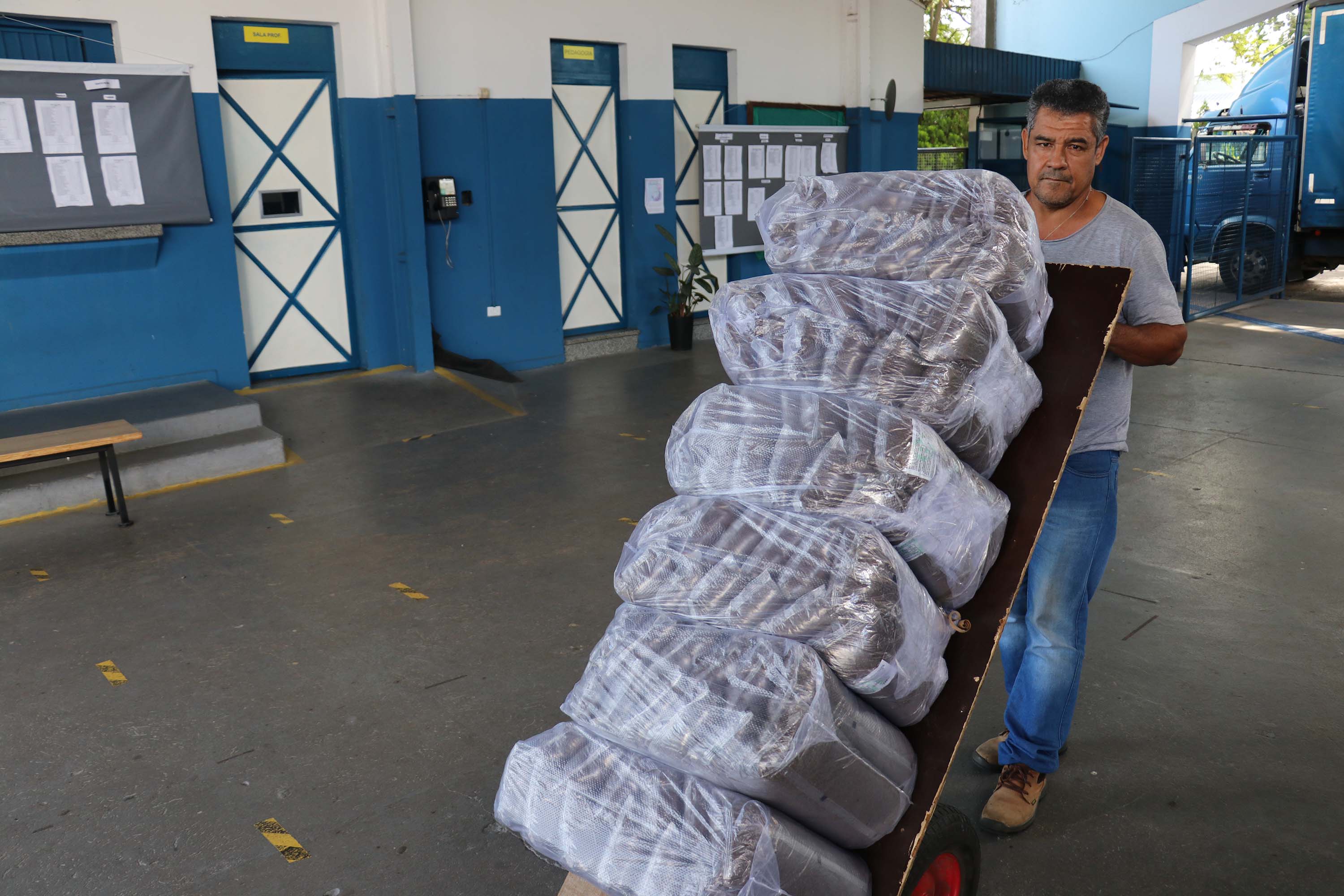 Governo inicia entrega de alimentos não perecíveis para merenda em 2,1 mil escolas