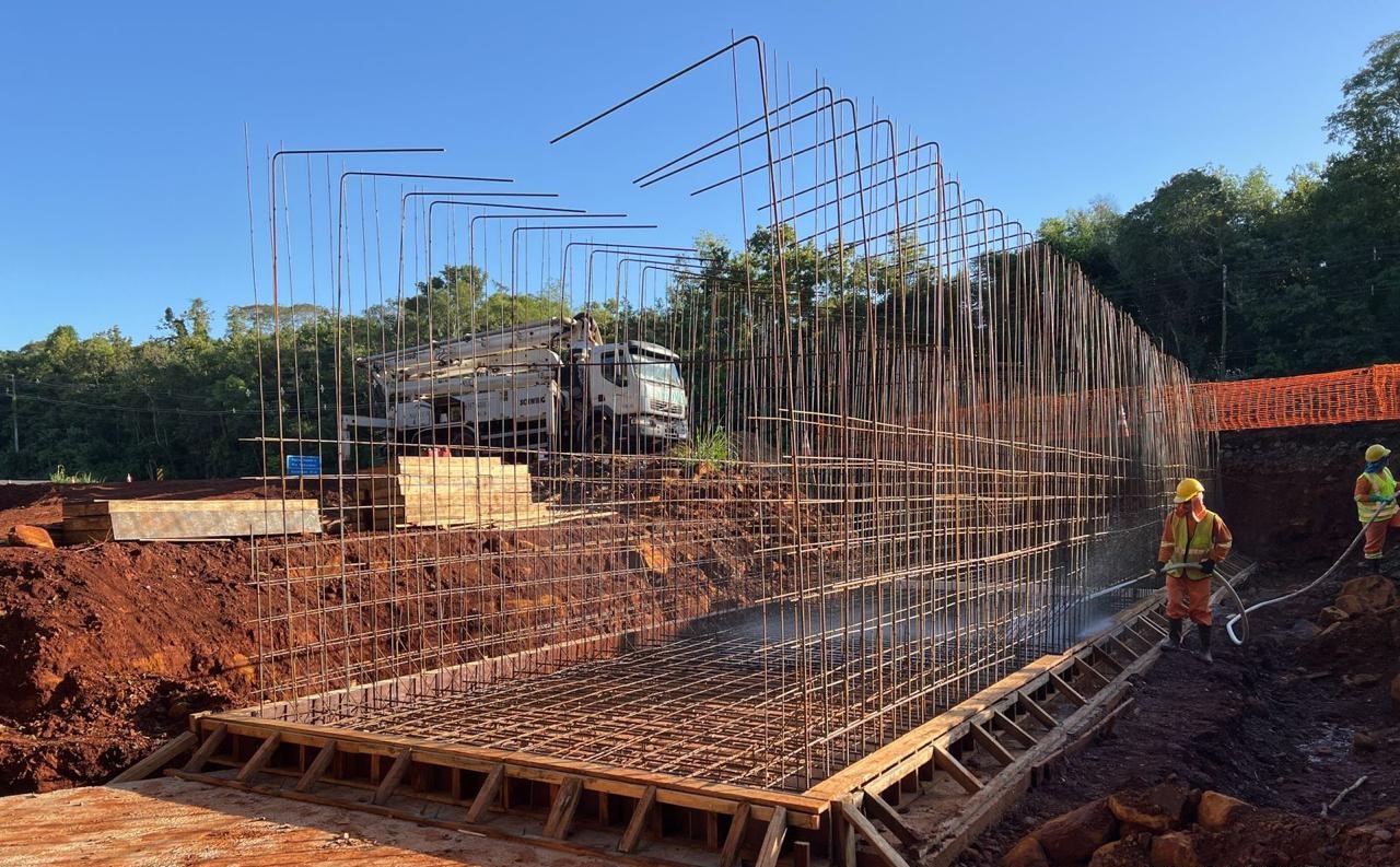 Com obras em viaduto e terraplanagem, duplicação da Rodovia das Cataratas avança