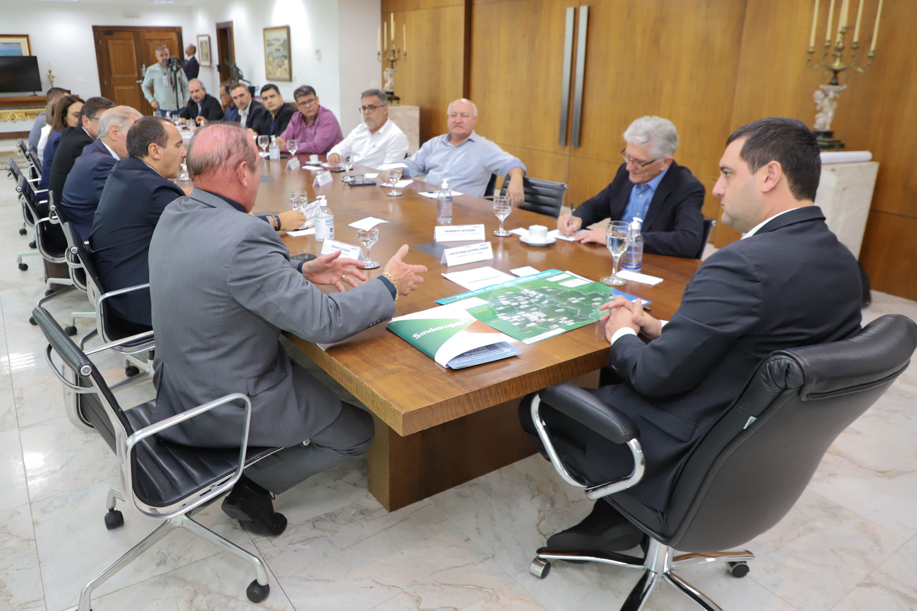 Governador recebe nova diretoria do Sindiavipar e reforça apoio do Estado ao setor