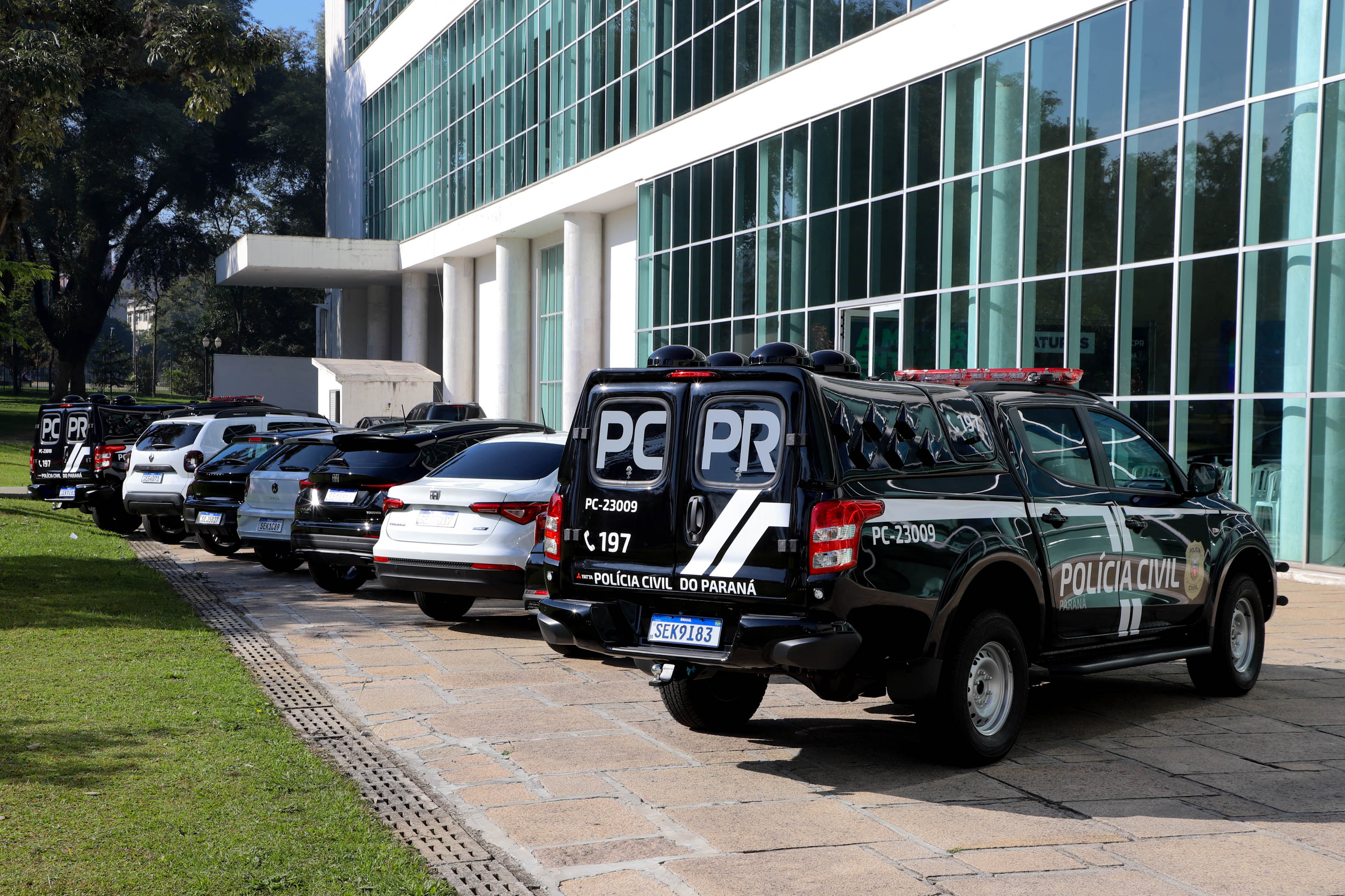 O governador Carlos Massa Ratinho Junior entregou nesta segunda-feira (5) 922 viaturas para todas as unidades da Polícia Civil do Paraná, a maior renovação de frota da história do Estado.