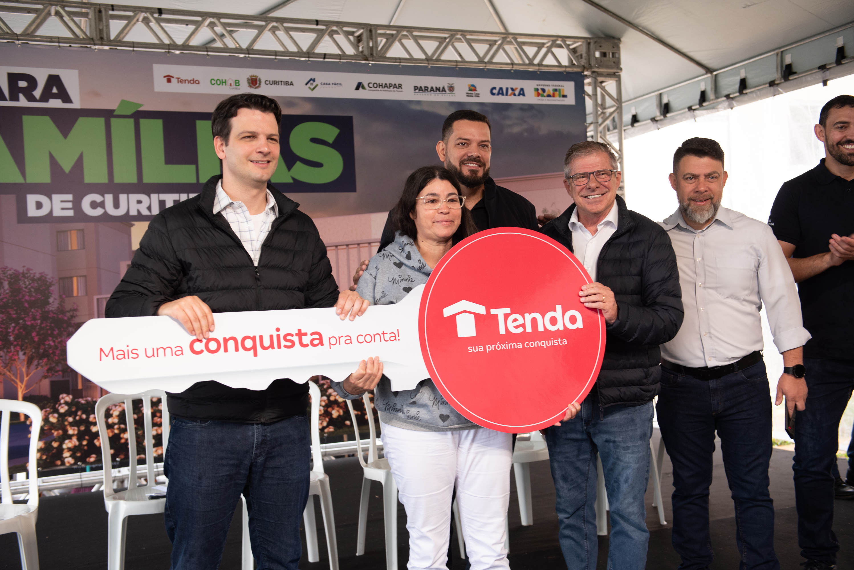 Com subsídios do Estado para entrada, 448 famílias recebem a casa própria em Curitiba