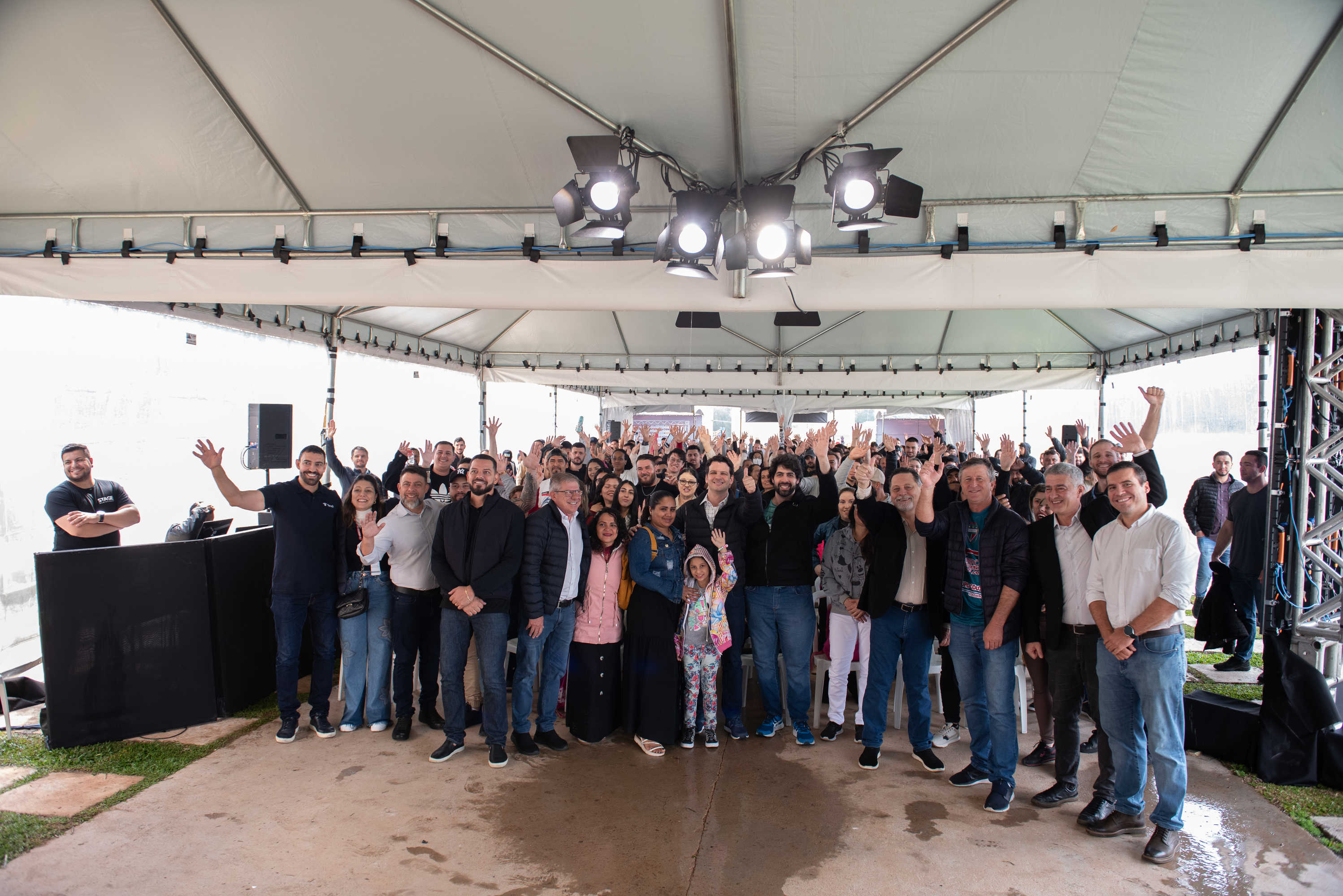 Com subsídios do Estado para entrada, 448 famílias recebem a casa própria em Curitiba