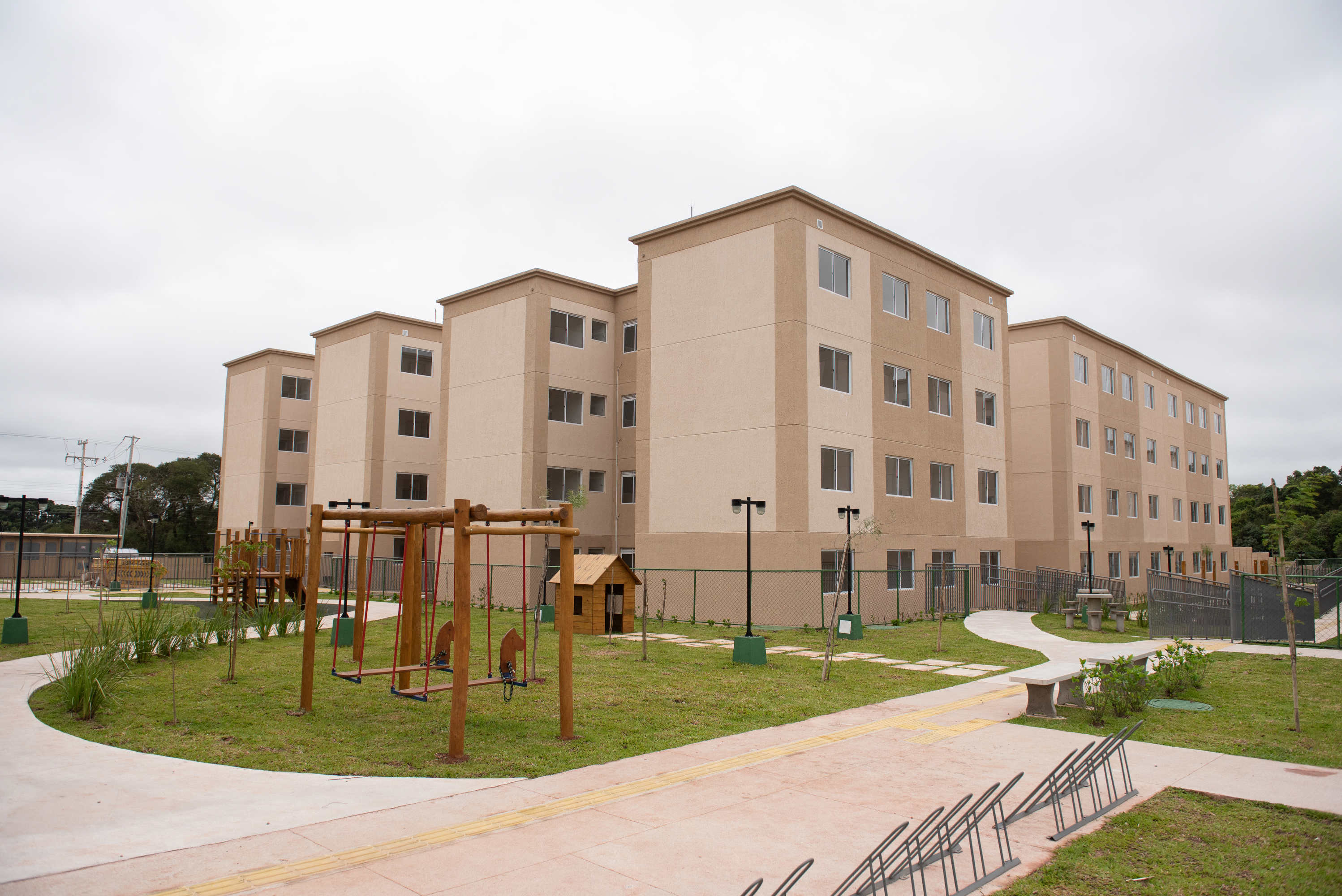 Com subsídios do Estado para entrada, 448 famílias recebem a casa própria em Curitiba