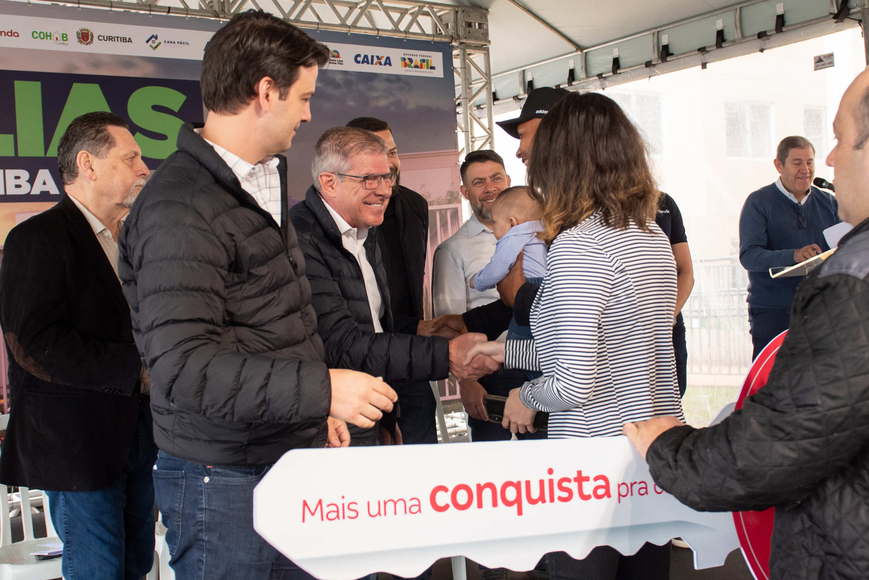 Com subsídios do Estado para entrada, 448 famílias recebem a casa própria em Curitiba