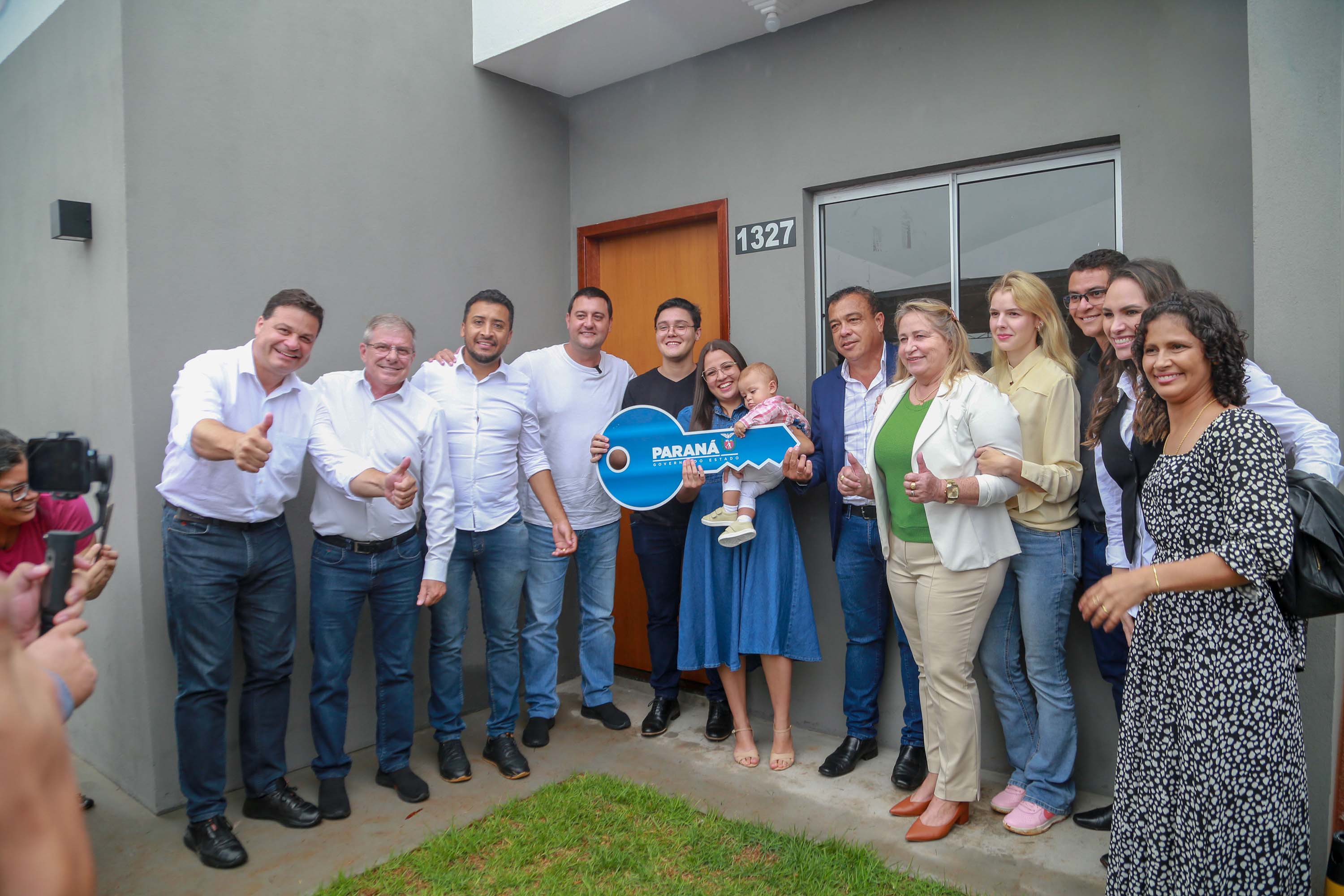 Com subsídio do Estado, 20 famílias de Marilena recebem as chaves da casa própria