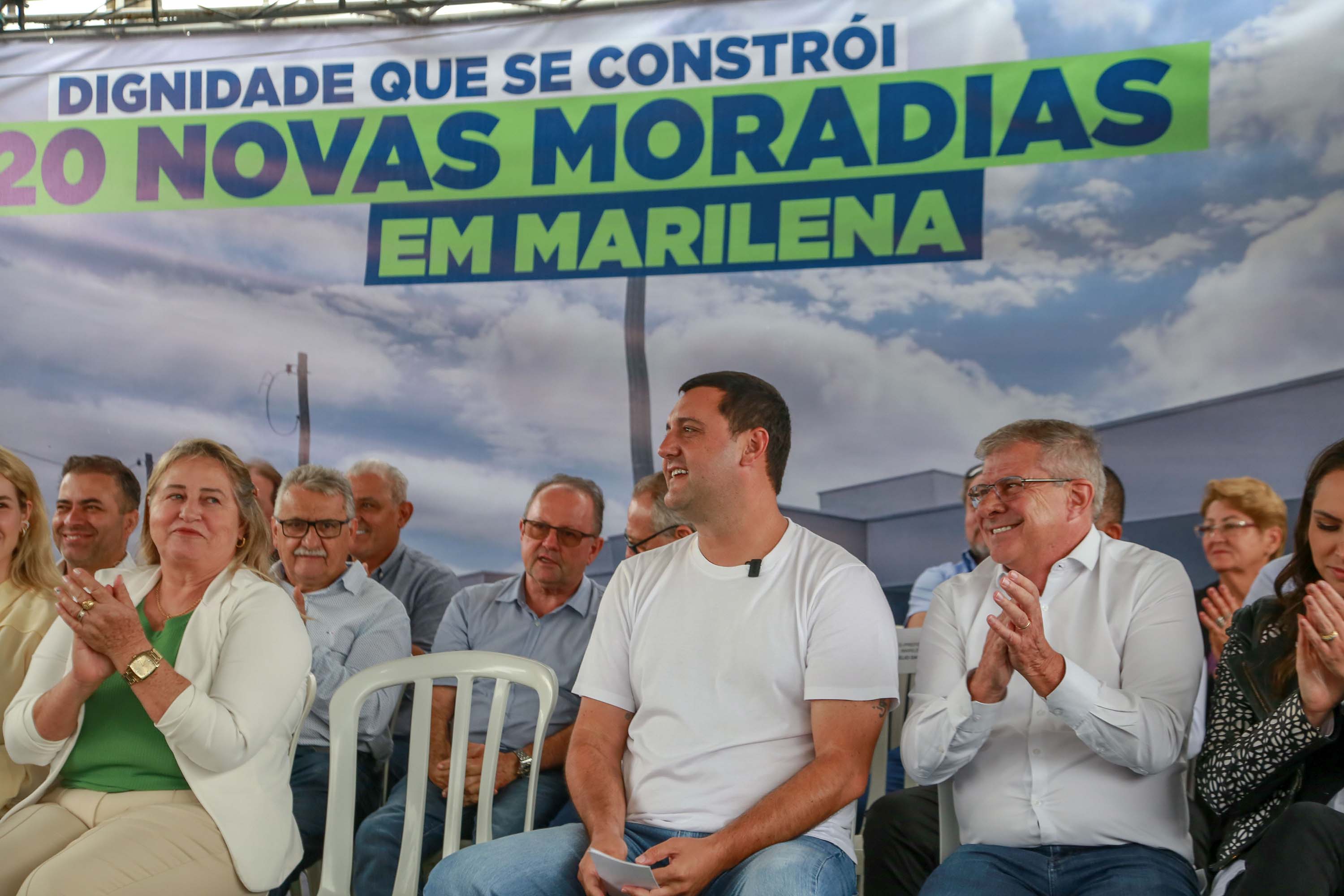 Com subsídio do Estado, 20 famílias de Marilena recebem as chaves da casa própria