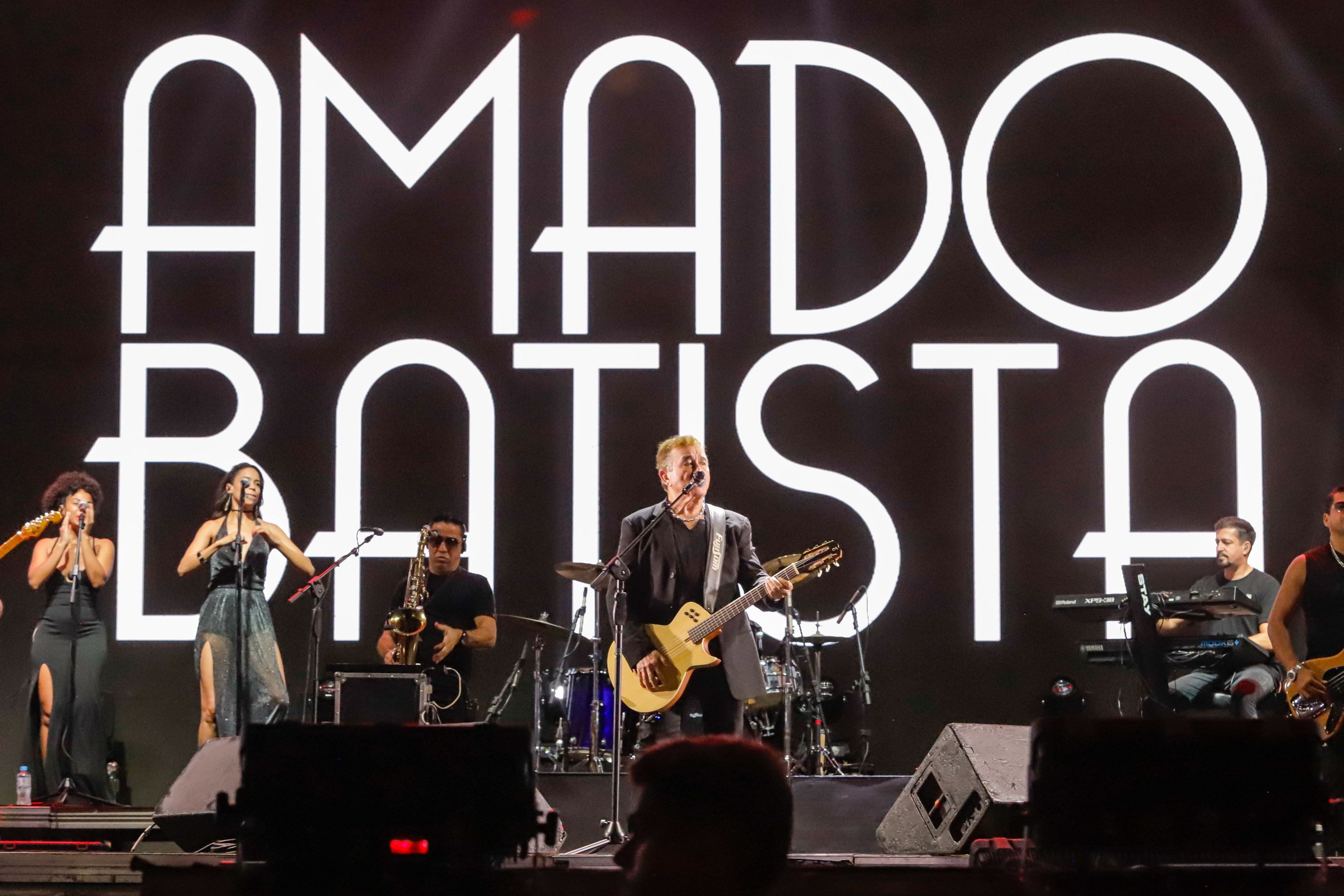 A apresentação em Pontal do Paraná aconteceu em clima de festa, já que o cantor completou 73 anos de idade na noite deste sábado.