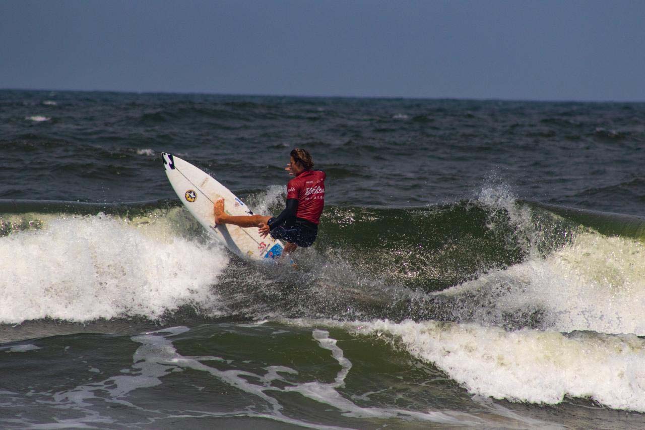 Natação em águas abertas, surf e pesca com caiaques agitam o Litoral no fim de semana