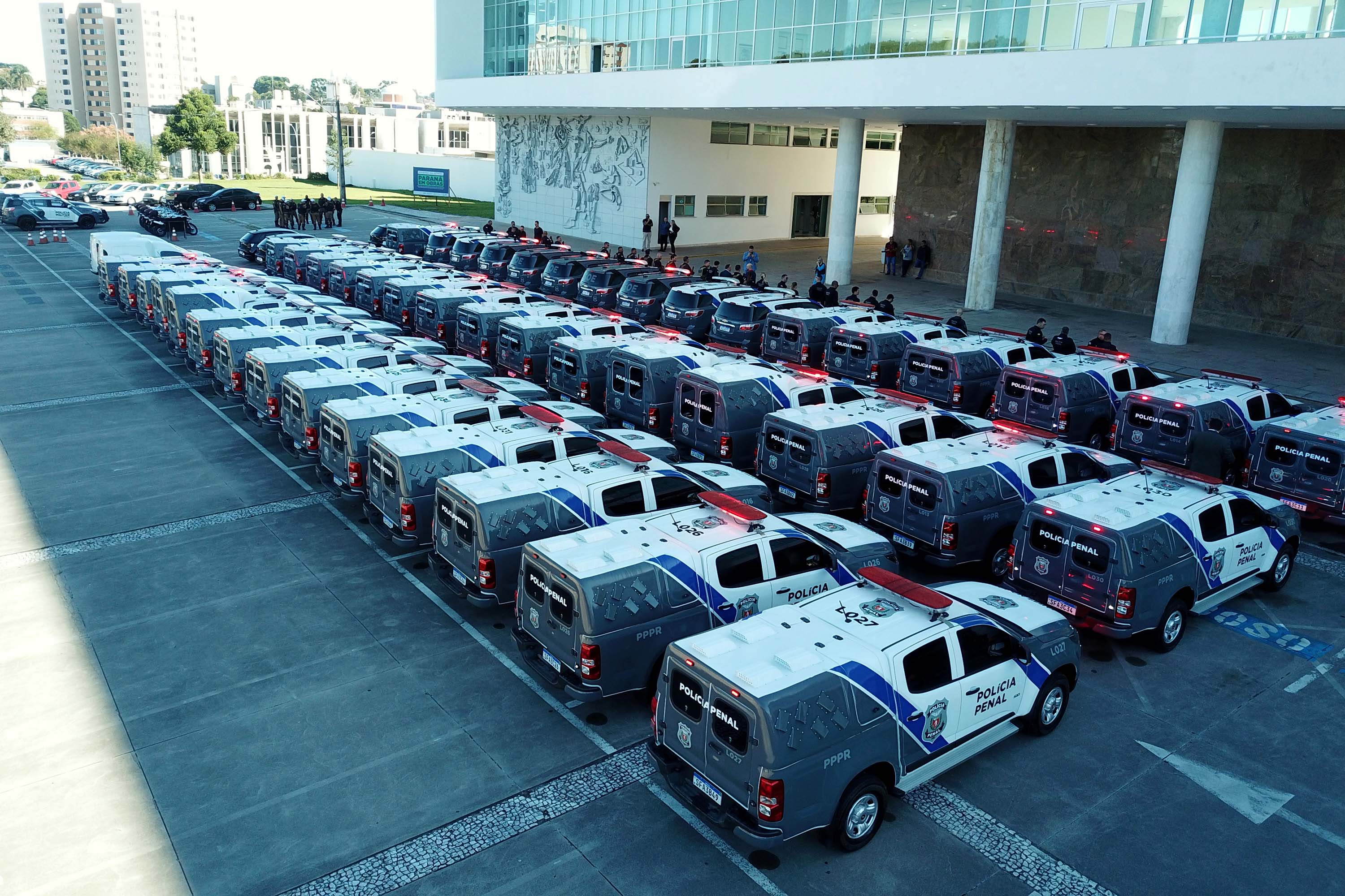 São 225 veículos caracterizados que serão distribuídos às nove regiões da PPPR do Estado. Os veículos são nos modelos sedam, hatch, furgão, caminhonete sport e cabine dupla. 