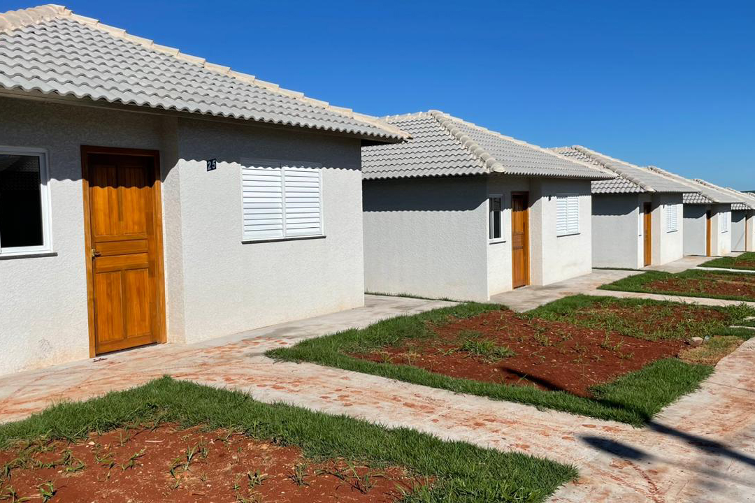 Cohapar entrega 30 casas e 45 escrituras públicas para famílias de Primeiro de Maio