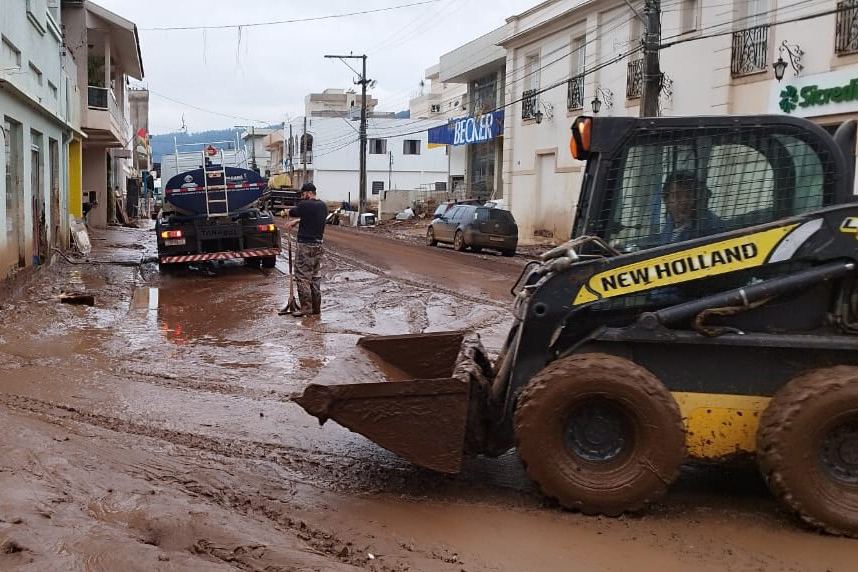Mais 30 caminhões-pipa do IAT vão se juntar ao comboio de apoio às vítimas das chuvas no RS