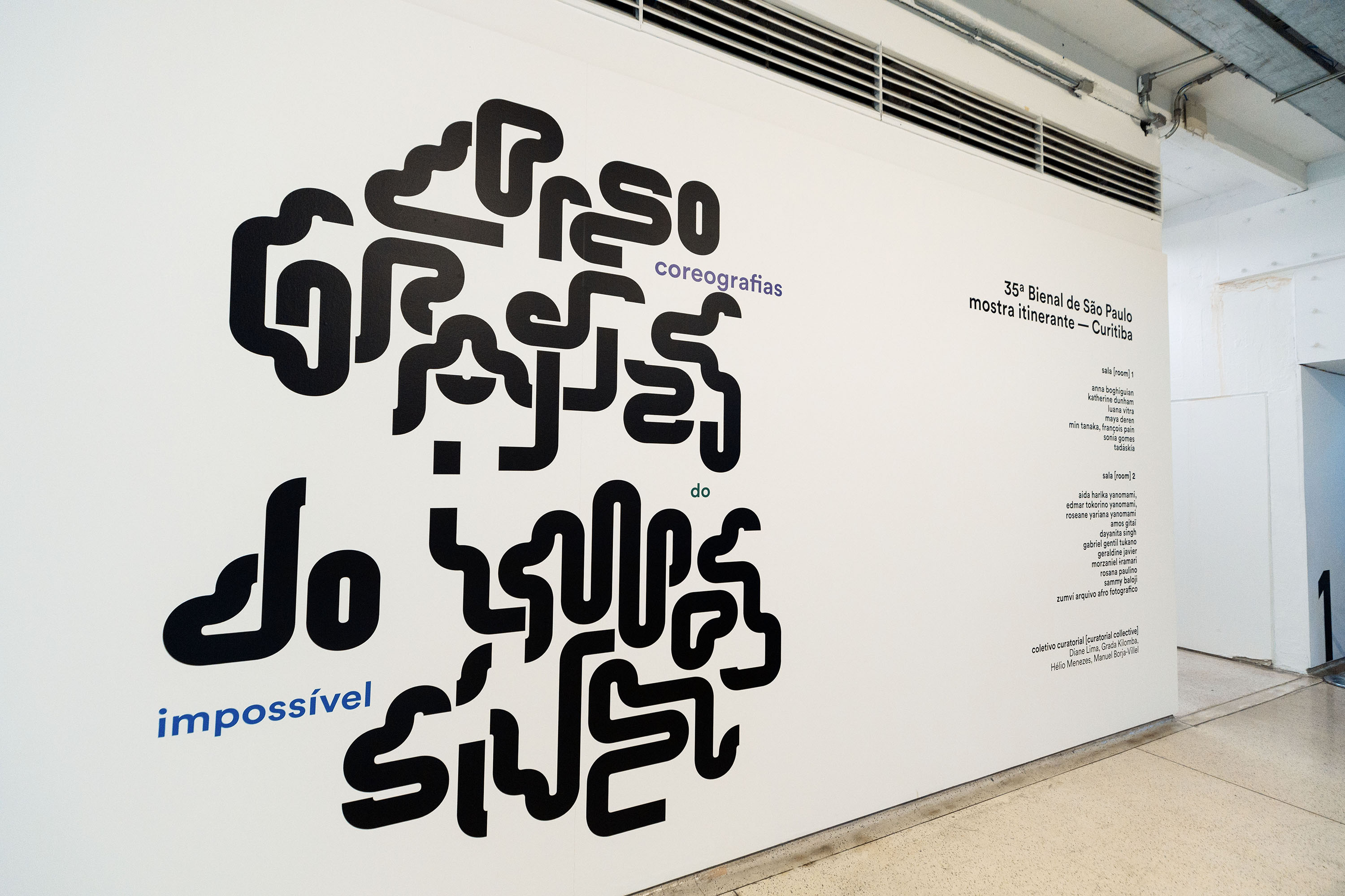 Centro Cultural Teatro Guaíra - Teatro José Maria Santos - "Rotação" – Inspirados em questões poéticas e contemporâneas acerca de conceitos como profundidade, altura, linha, ângulo, distância, tridimensionalidade, convergências e divergências, o ator Giovanni Venturini e a dançarina Lívea Castro estreiam em Curitiba acompanhados de dezenas de escadas