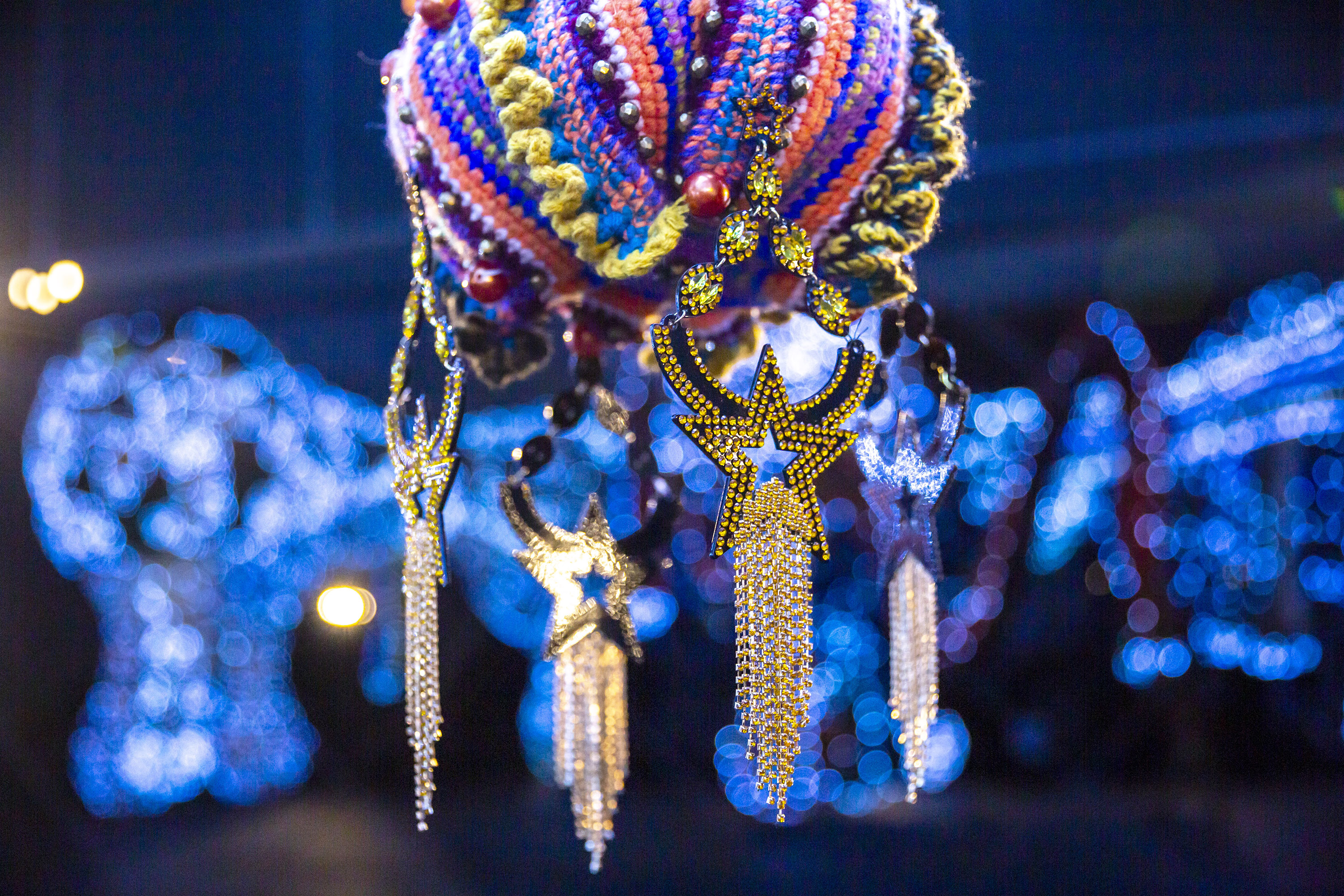 Centro Cultural Teatro Guaíra - Teatro José Maria Santos - "Rotação" – Inspirados em questões poéticas e contemporâneas acerca de conceitos como profundidade, altura, linha, ângulo, distância, tridimensionalidade, convergências e divergências, o ator Giovanni Venturini e a dançarina Lívea Castro estreiam em Curitiba acompanhados de dezenas de escadas