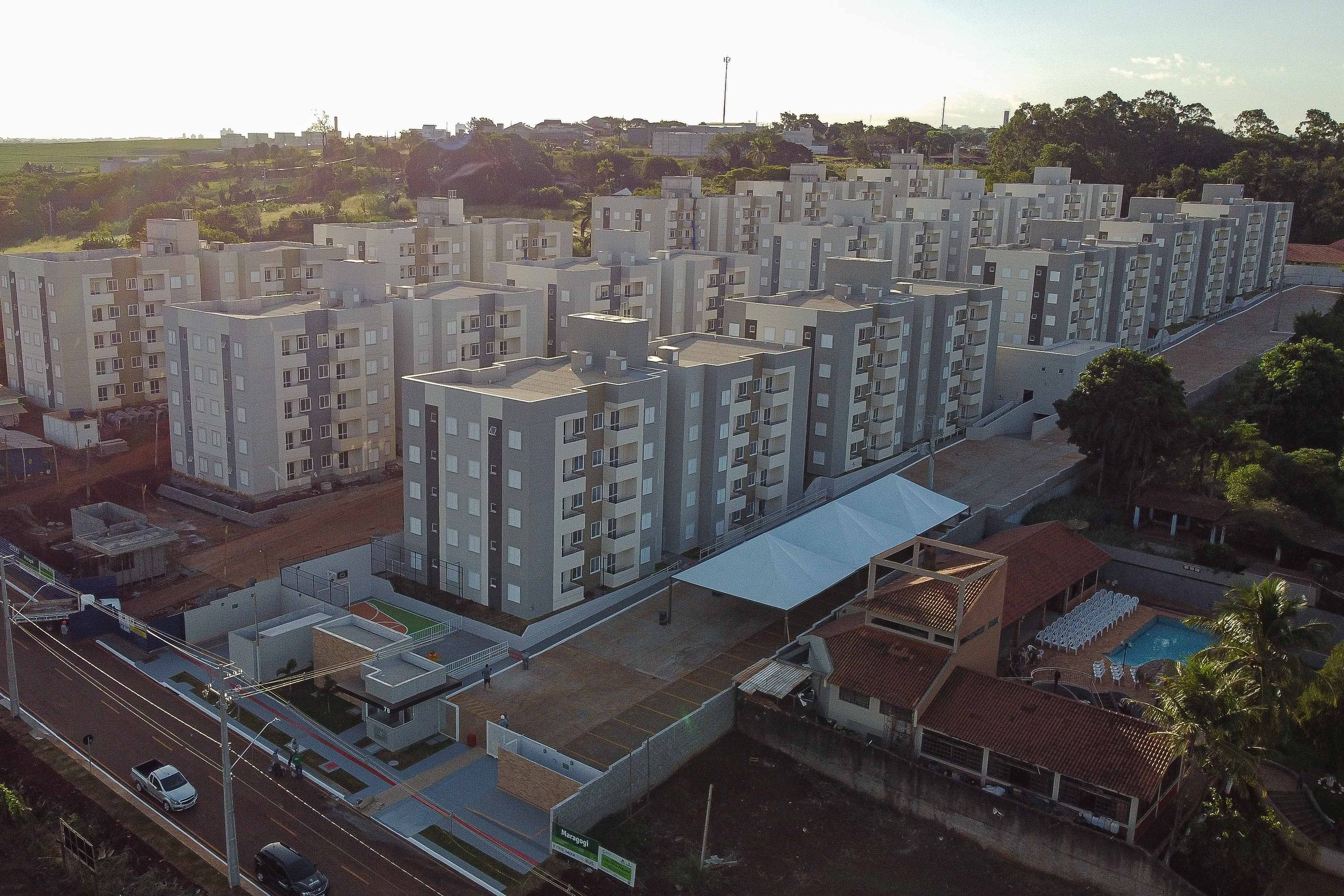 O governador em exercício Darci Piana participou nesta sexta-feira (10) da inauguração do Residencial Maragogi, em Maringá. O empreendimento da P3 Engenharia conta com 200 apartamentos, dos quais 138 contaram com aportes do Governo do Estado para subsídio do valor de entrada às famílias compradoras por meio do programa Casa Fácil Paraná