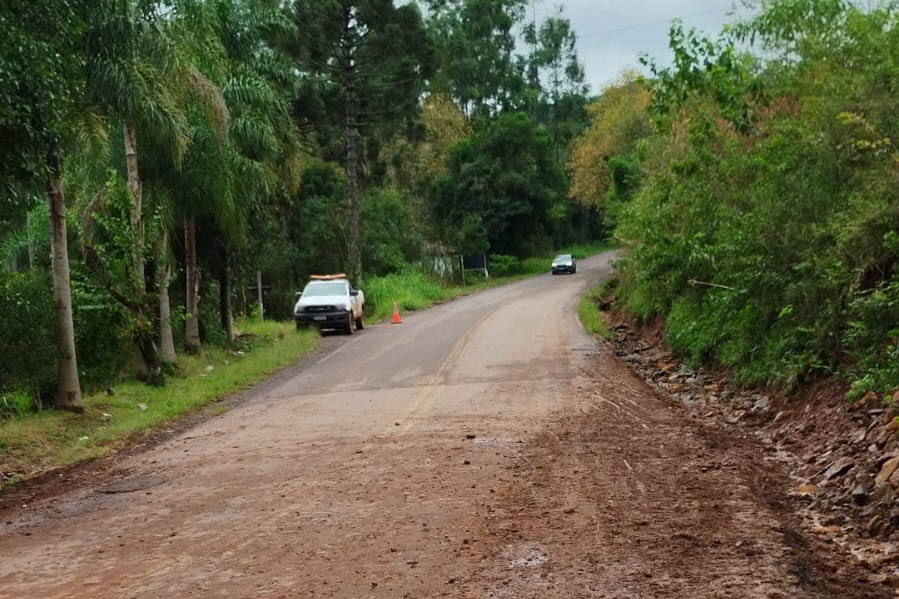 Equipes do DER/PR ajudam a recuperar rodovias de duas cidades no Rio Grande do Sul
