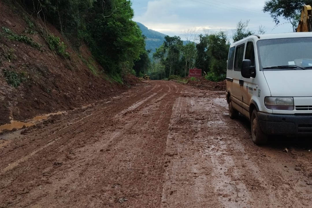 Equipes do DER/PR ajudam a recuperar rodovias de duas cidades no Rio Grande do Sul