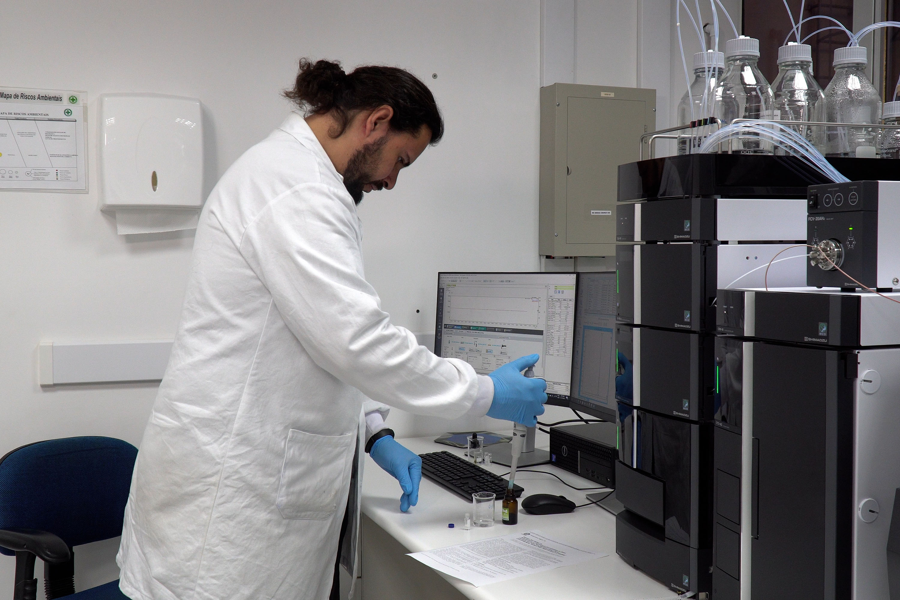 Ensaio de soroneutralização realizado no câmpus Juvevê do Tecpar