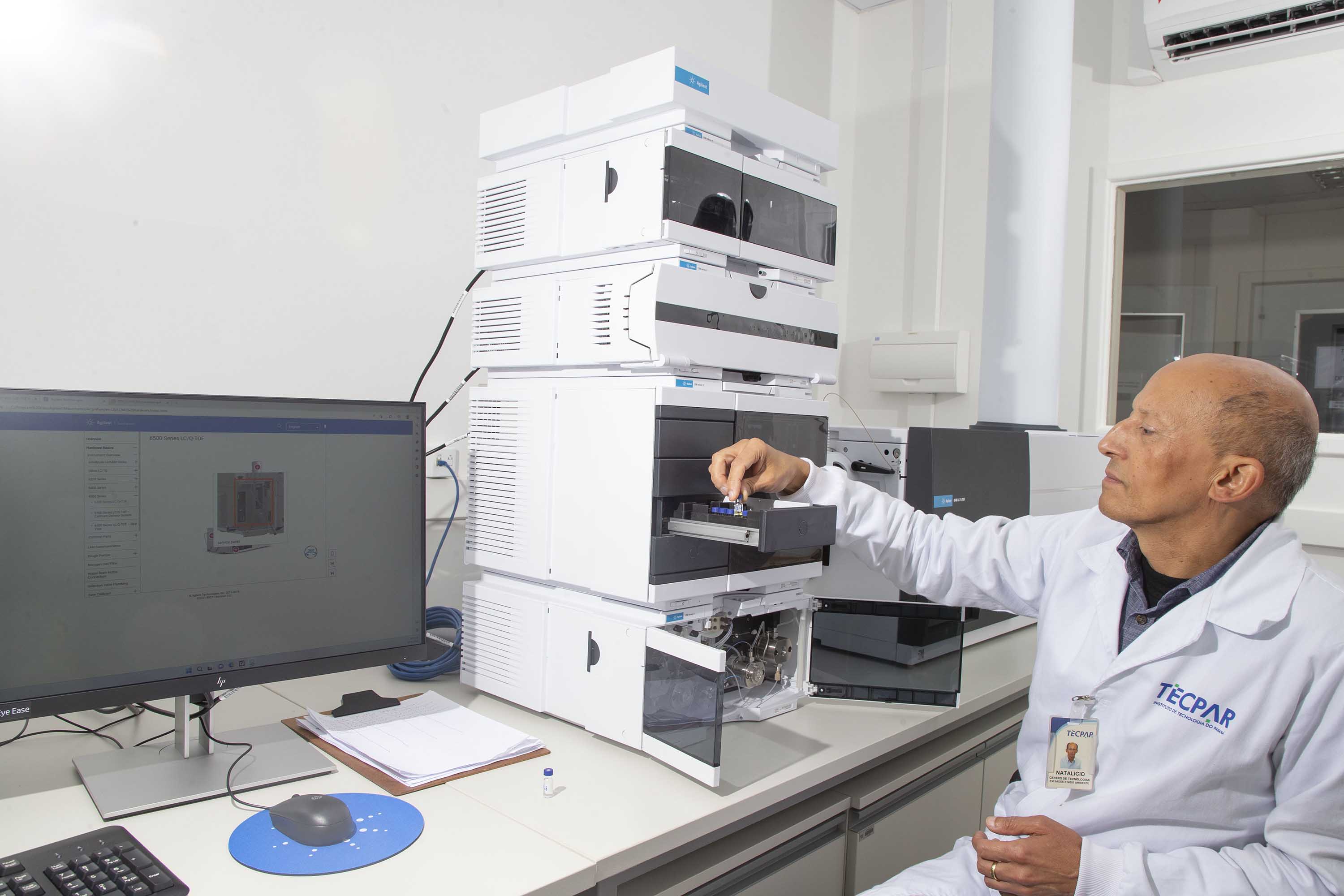 Ensaio de soroneutralização realizado no câmpus Juvevê do Tecpar