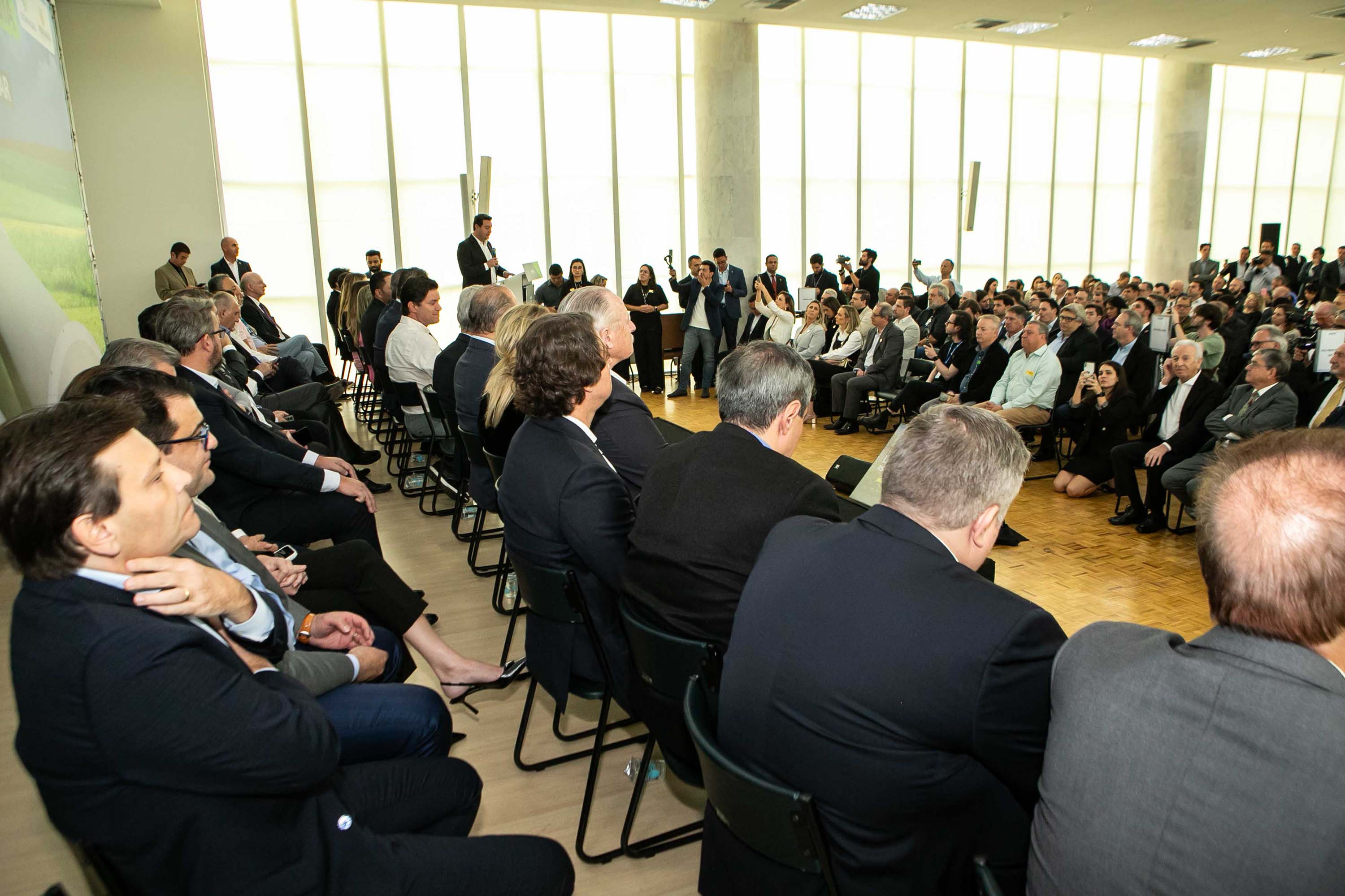 Curitiba, 24 de junho de 2024 - Governador Carlos Massa Ratinho Junior anunciou investimentos de R$ 505 milhões em energia e infraestrutura de gás canalizado para acelarar o crescimento do Paraná.