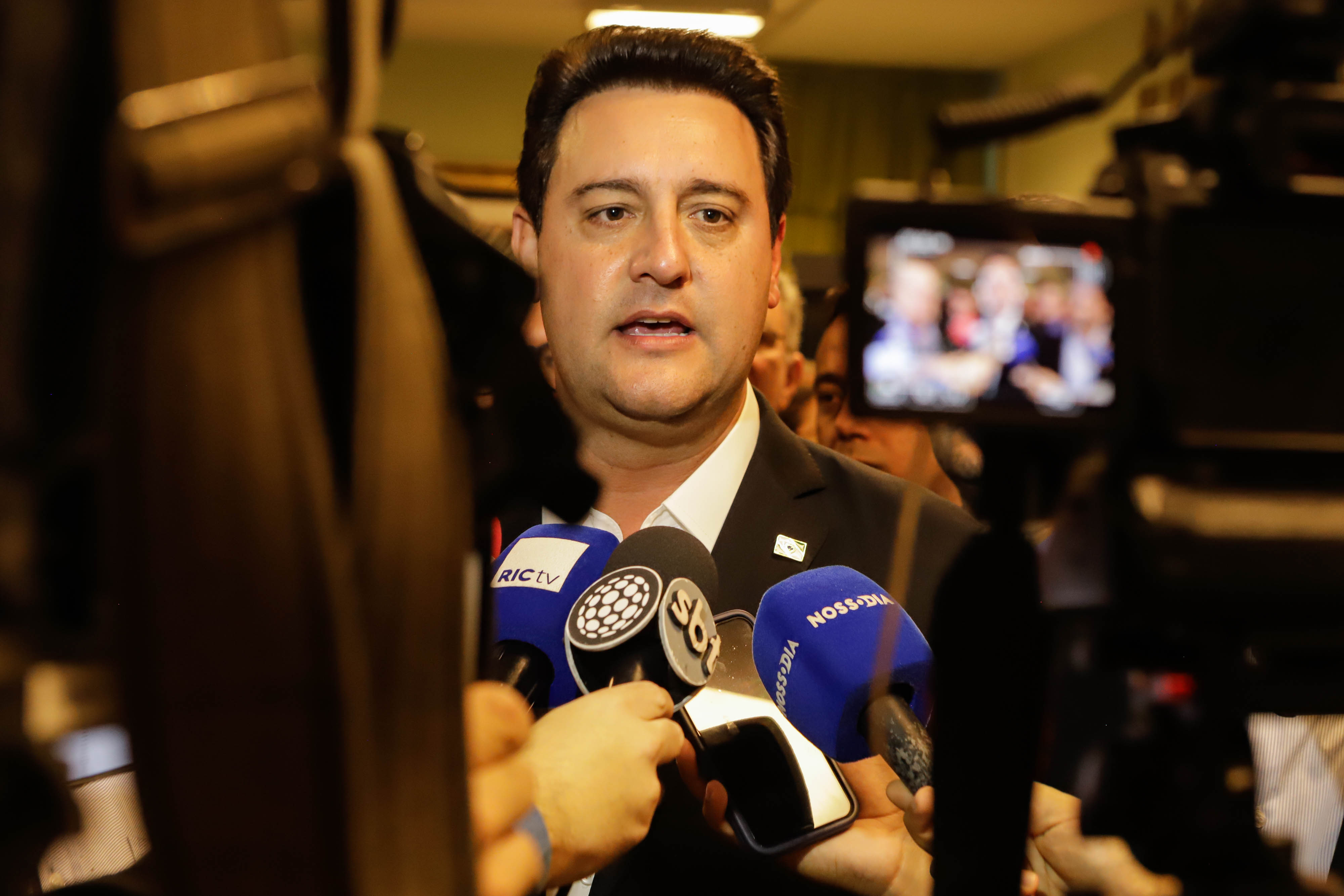 "Esse investimento de R$ 539 milhões é mais um passo para que Curitiba se transforme na primeira capital do Brasil a ter 100% de saneamento básico, sendo 100% do esgoto tratado", disse o governador.
