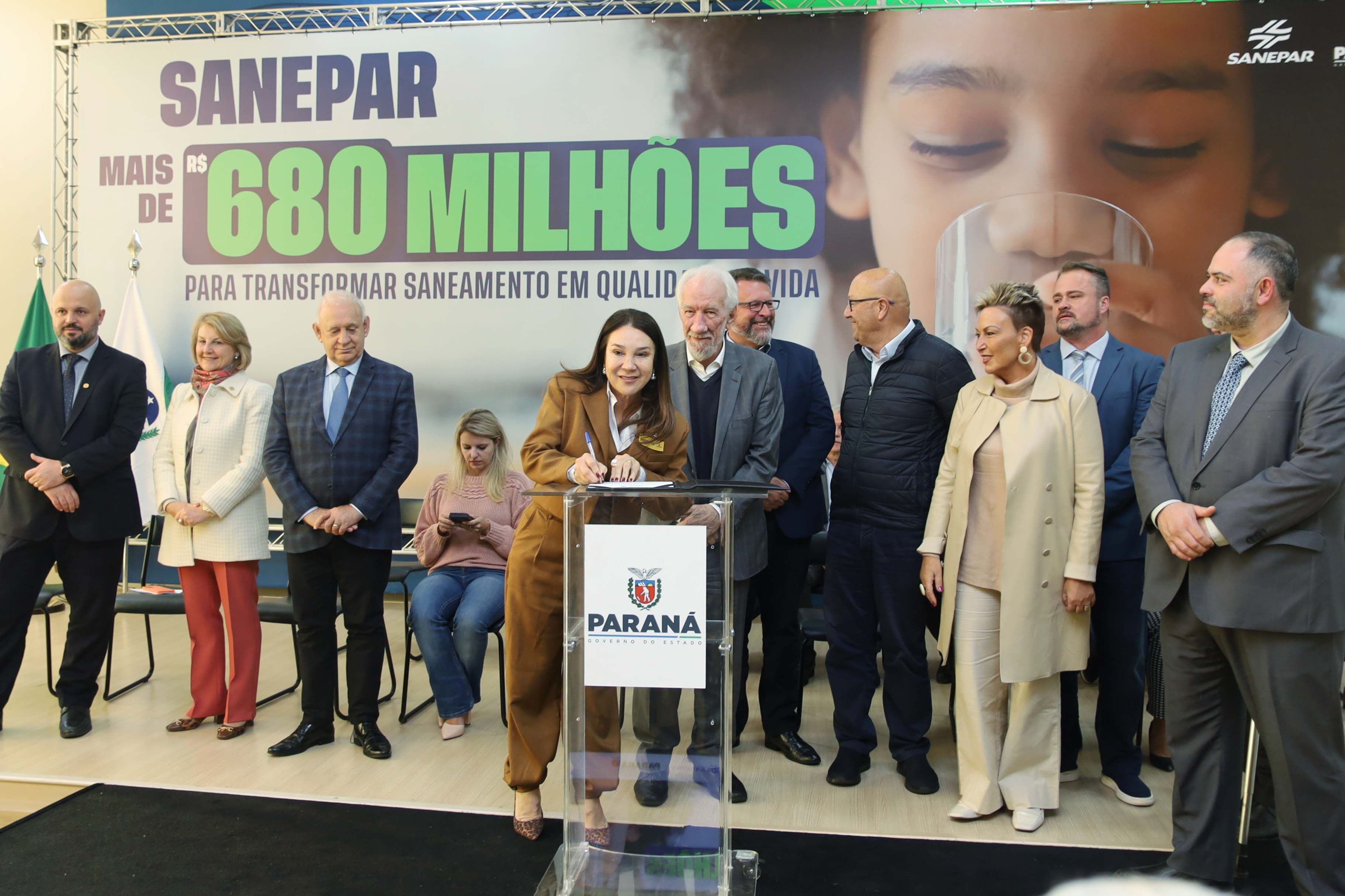 O governador em exercício Darci Piana e o presidente da Sanepar, Wilson Bley, anunciam nesta terça-feira (02) um pacote de investimento em saneamento rural e urbano e distribuição de água, além da conclusão de obras emblemáticas do setor.