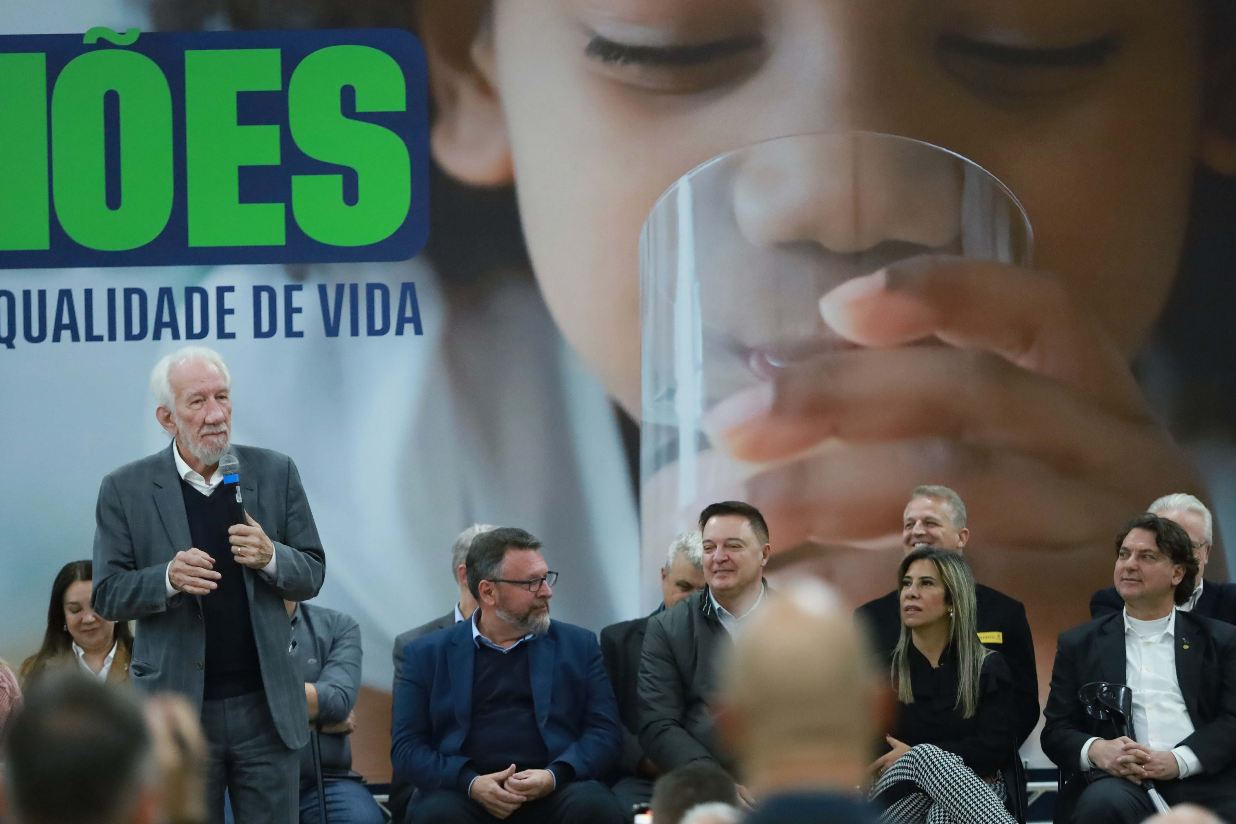 O governador em exercício Darci Piana e o presidente da Sanepar, Wilson Bley, anunciam nesta terça-feira (02) um pacote de investimento em saneamento rural e urbano e distribuição de água, além da conclusão de obras emblemáticas do setor.