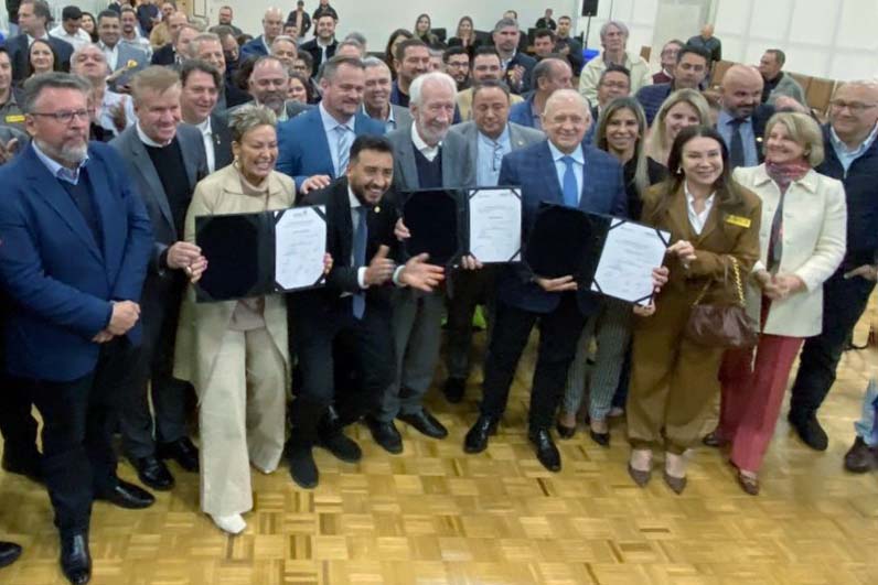 O governador em exercício Darci Piana e o presidente da Sanepar, Wilson Bley, anunciam nesta terça-feira (02) um pacote de investimento em saneamento rural e urbano e distribuição de água, além da conclusão de obras emblemáticas do setor.
