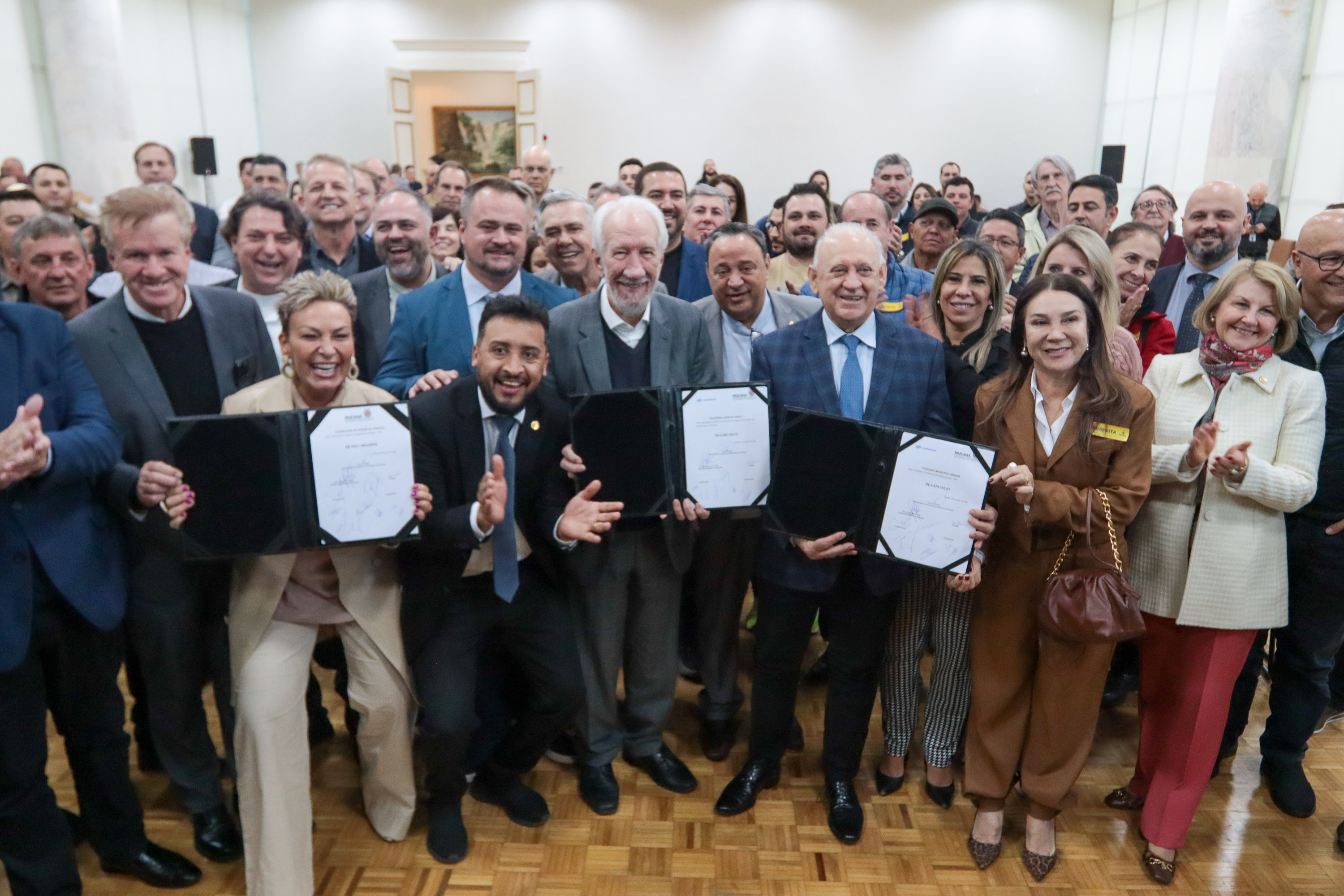 O governador em exercício Darci Piana e o presidente da Sanepar, Wilson Bley, anunciam nesta terça-feira (02) um pacote de investimento em saneamento rural e urbano e distribuição de água, além da conclusão de obras emblemáticas do setor.