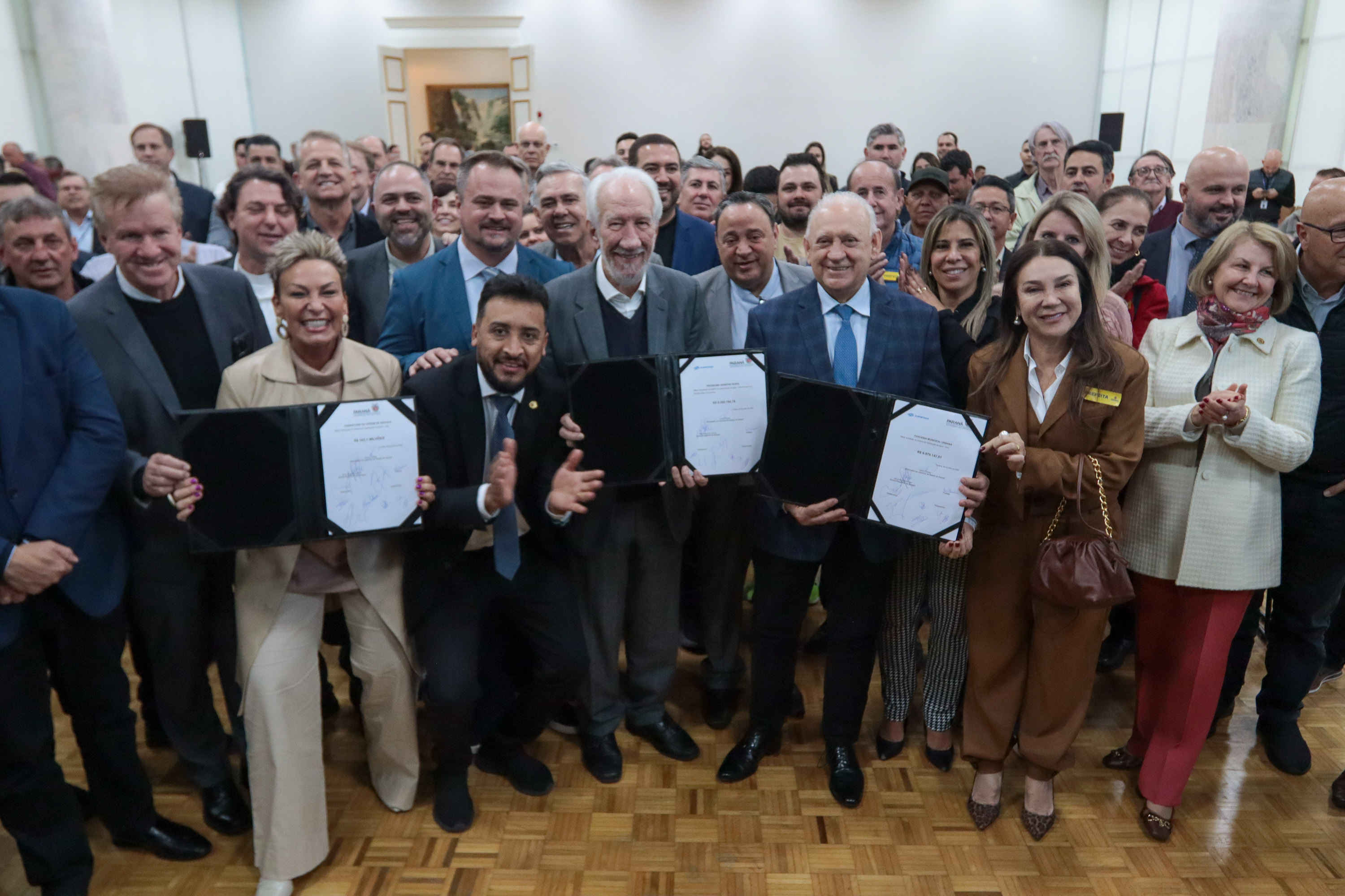 O governador em exercício Darci Piana e o presidente da Sanepar, Wilson Bley, anunciam nesta terça-feira (02) um pacote de investimento em saneamento rural e urbano e distribuição de água, além da conclusão de obras emblemáticas do setor.