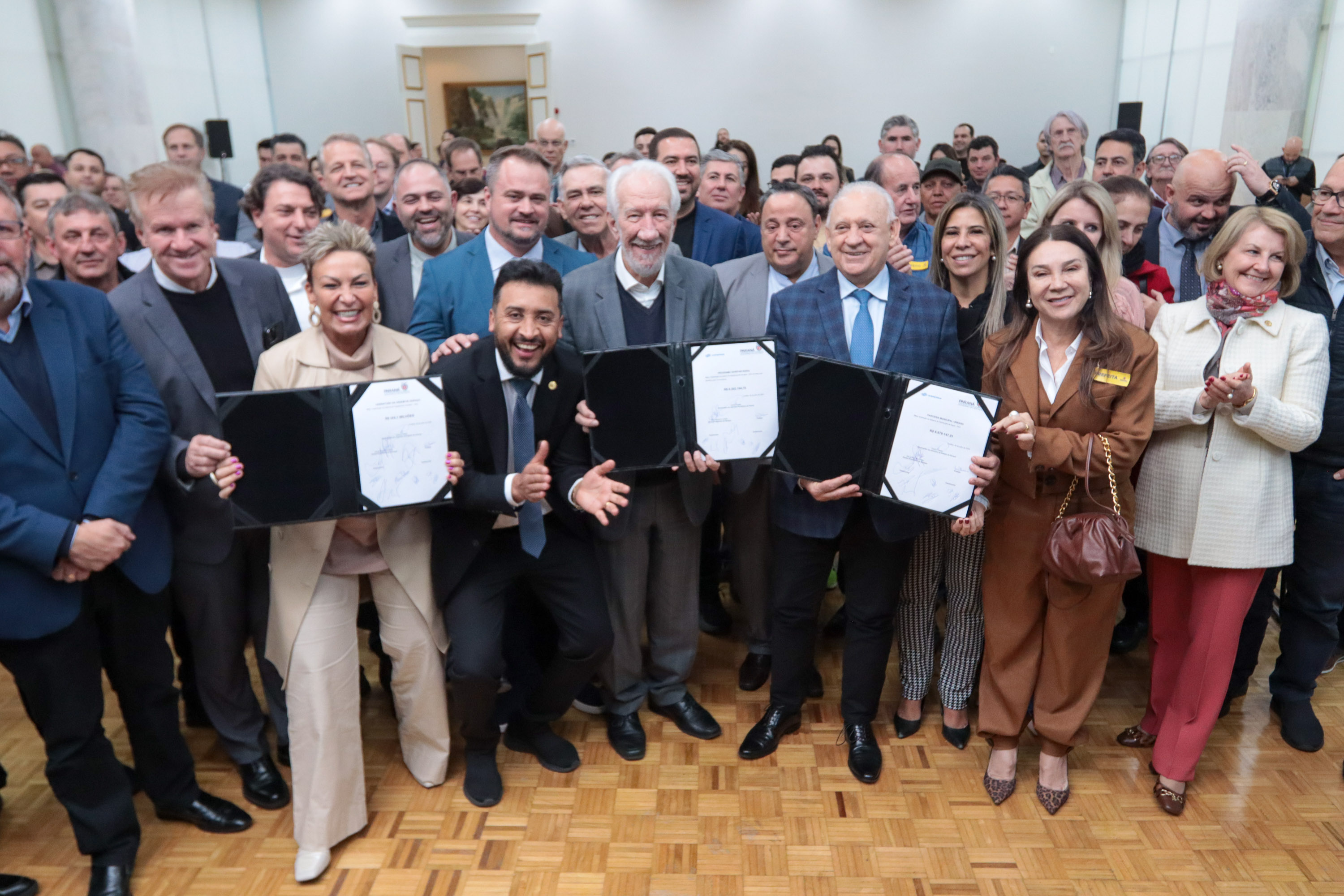 O governador em exercício Darci Piana e o presidente da Sanepar, Wilson Bley, anunciam nesta terça-feira (02) um pacote de investimento em saneamento rural e urbano e distribuição de água, além da conclusão de obras emblemáticas do setor.