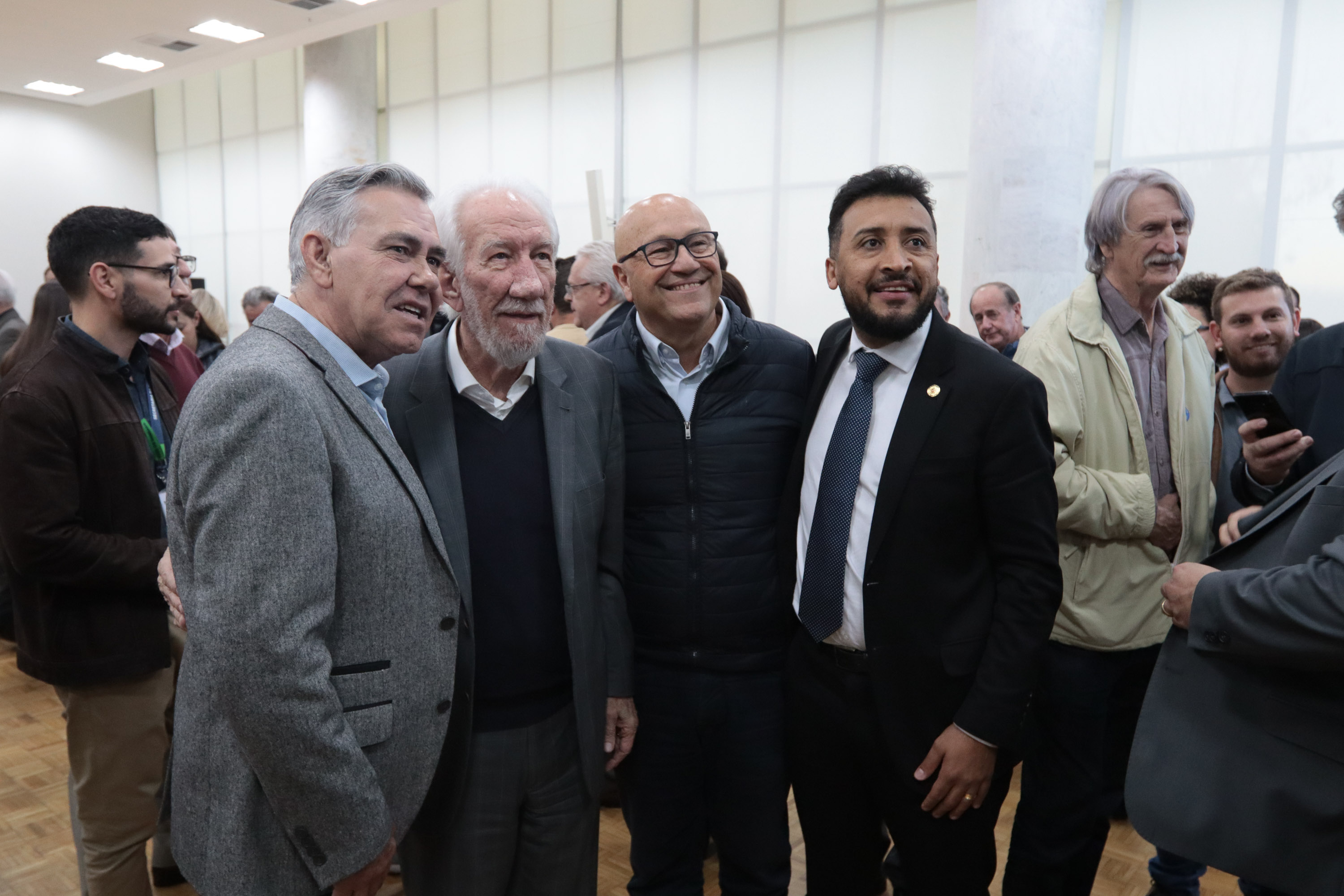 O governador em exercício Darci Piana e o presidente da Sanepar, Wilson Bley, anunciam nesta terça-feira (02) um pacote de investimento em saneamento rural e urbano e distribuição de água, além da conclusão de obras emblemáticas do setor.