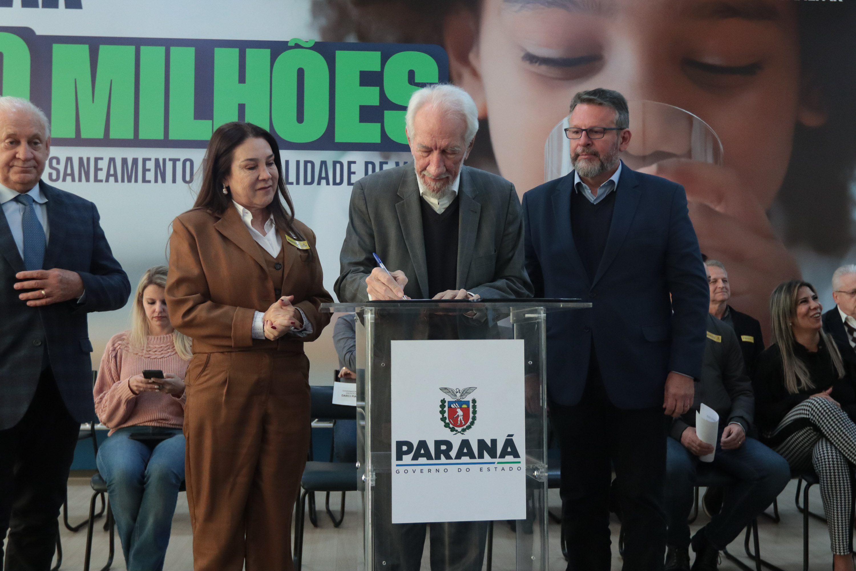 O governador em exercício Darci Piana e o presidente da Sanepar, Wilson Bley, anunciam nesta terça-feira (02) um pacote de investimento em saneamento rural e urbano e distribuição de água, além da conclusão de obras emblemáticas do setor.