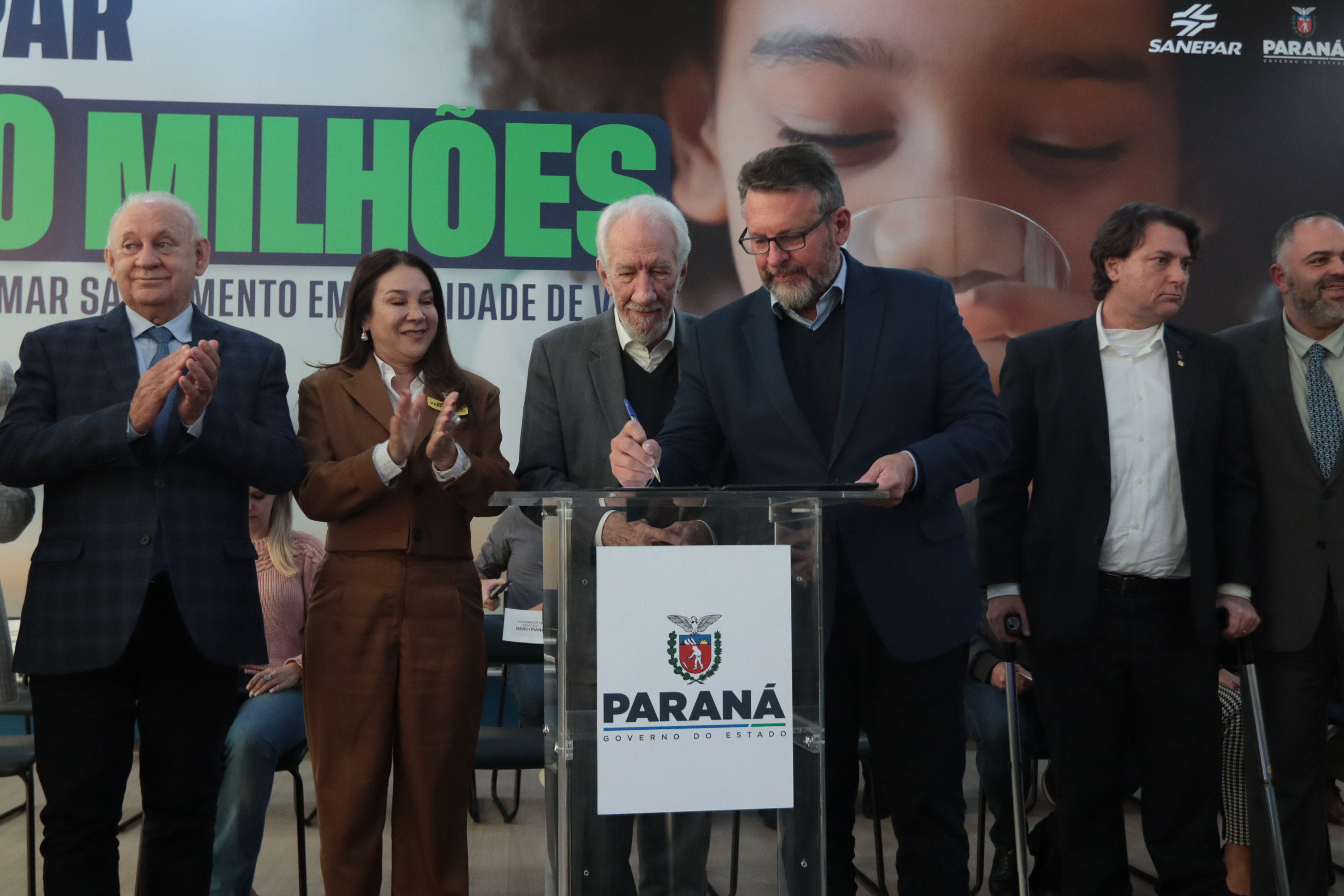 O governador em exercício Darci Piana e o presidente da Sanepar, Wilson Bley, anunciam nesta terça-feira (02) um pacote de investimento em saneamento rural e urbano e distribuição de água, além da conclusão de obras emblemáticas do setor.