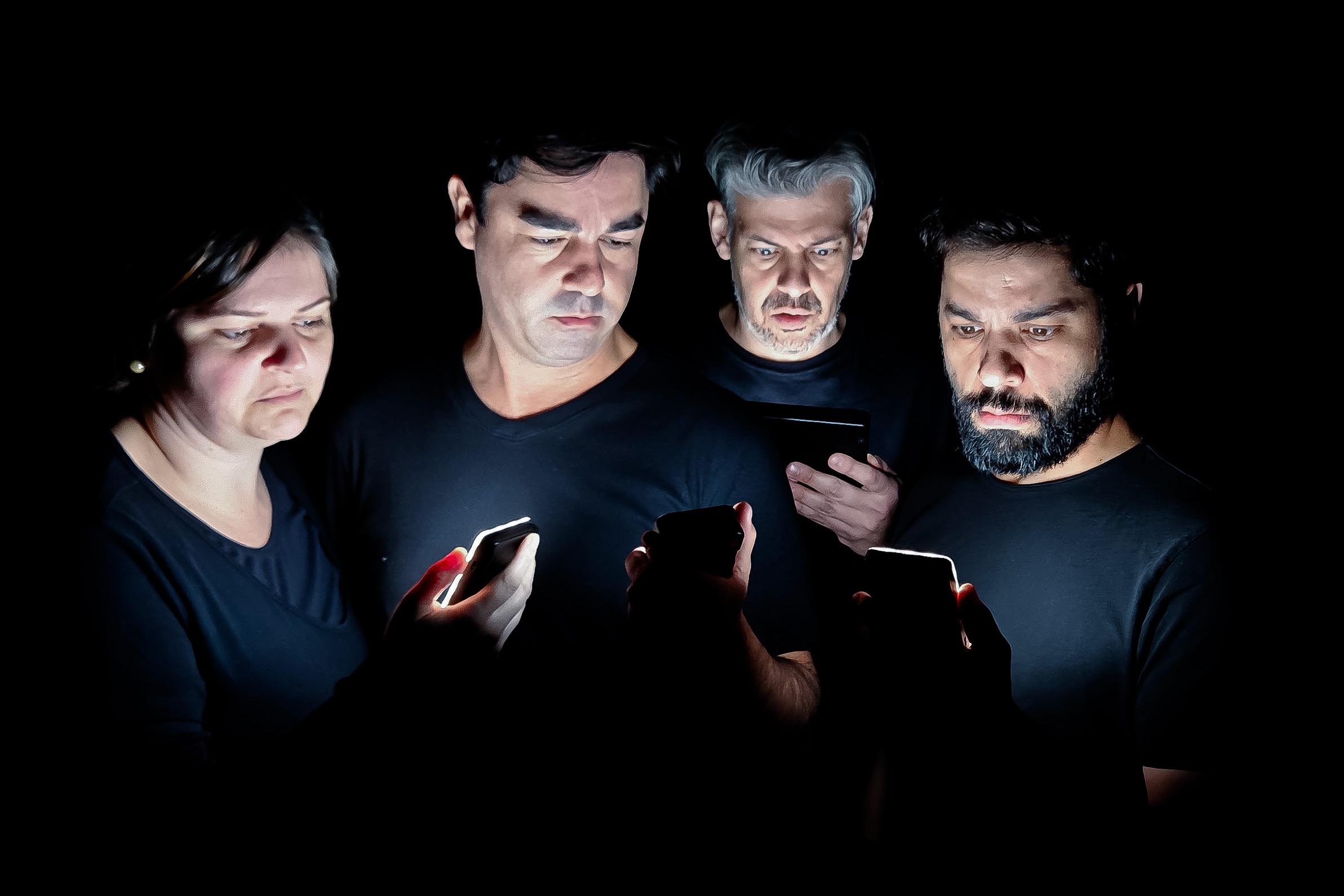 Teatro José Maria Santos - Bom dia, grupo! – grupo de teatro Antropofocus, que há 23 anos explora variadas vertentes do humor, estreia seu novo espetáculo “Bom dia, grupo!”. A sátira aborda a maneira como utilizamos a tecnologia dos celulares em nosso dia a dia, destacando temas como o excesso de tempo olhando para a tela, a falta de comunicação interpessoal, os cancelamentos virtuais e os golpes digitais