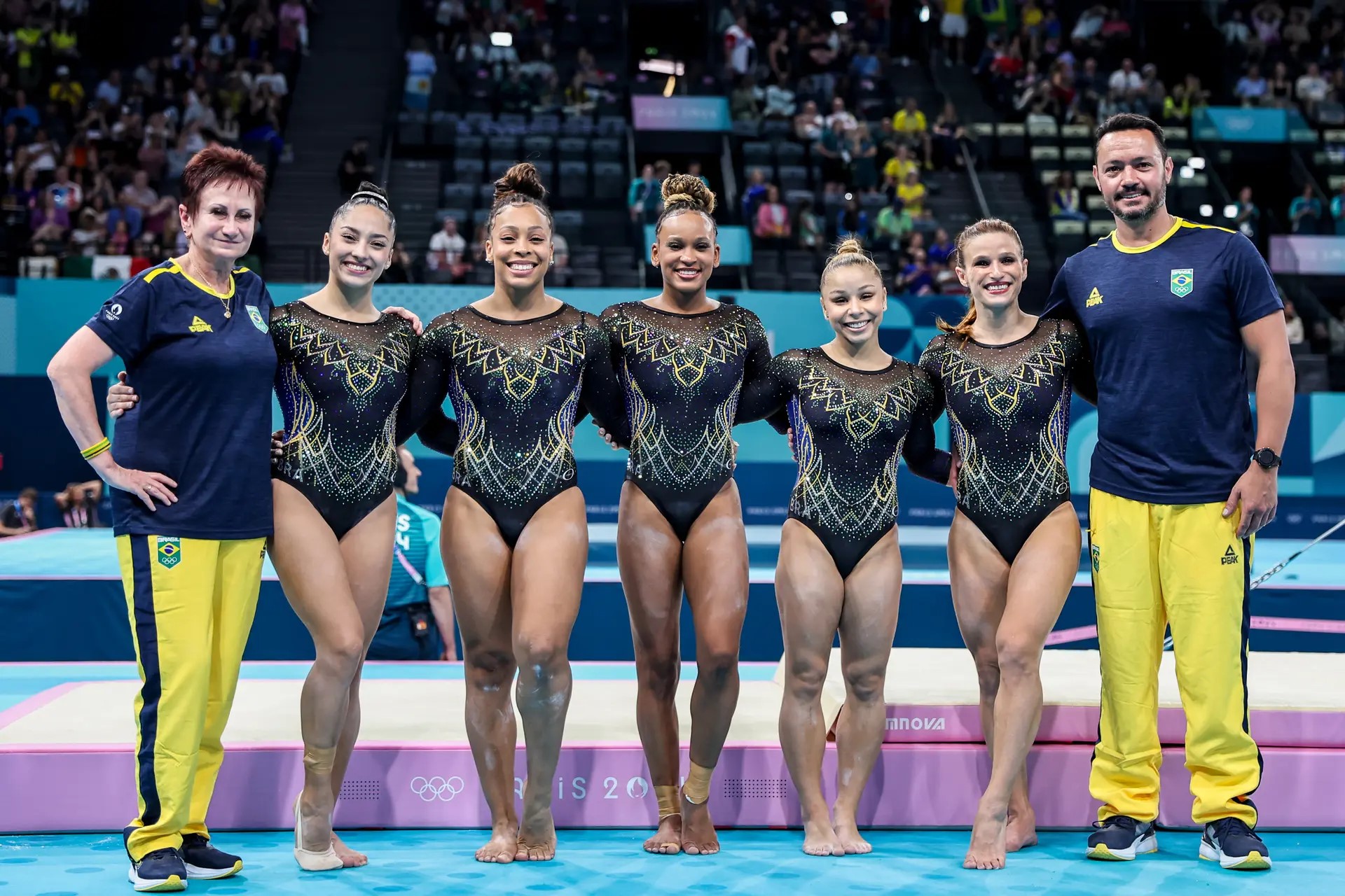 Atleta apoiada pelo Estado, Júlia Soares conquista o bronze na ginástica por equipes em Paris. Na foto, Iryna Ilyashenko, Júlia Soares, Lorrane Oliveira, Rebeca Andrade, Flavia Saraiva e Jade Barbosa e o treinador Francisco Porath Neto.