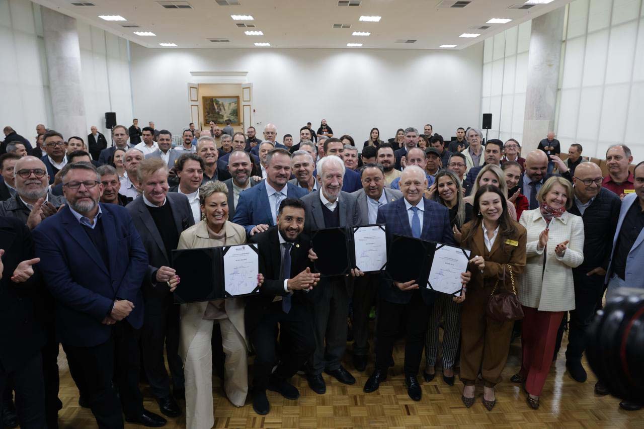 O governador em exercício Darci Piana e o presidente da Sanepar, Wilson Bley, anunciam nesta terça-feira (02) um pacote de investimento em saneamento rural e urbano e distribuição de água, além da conclusão de obras emblemáticas do setor.