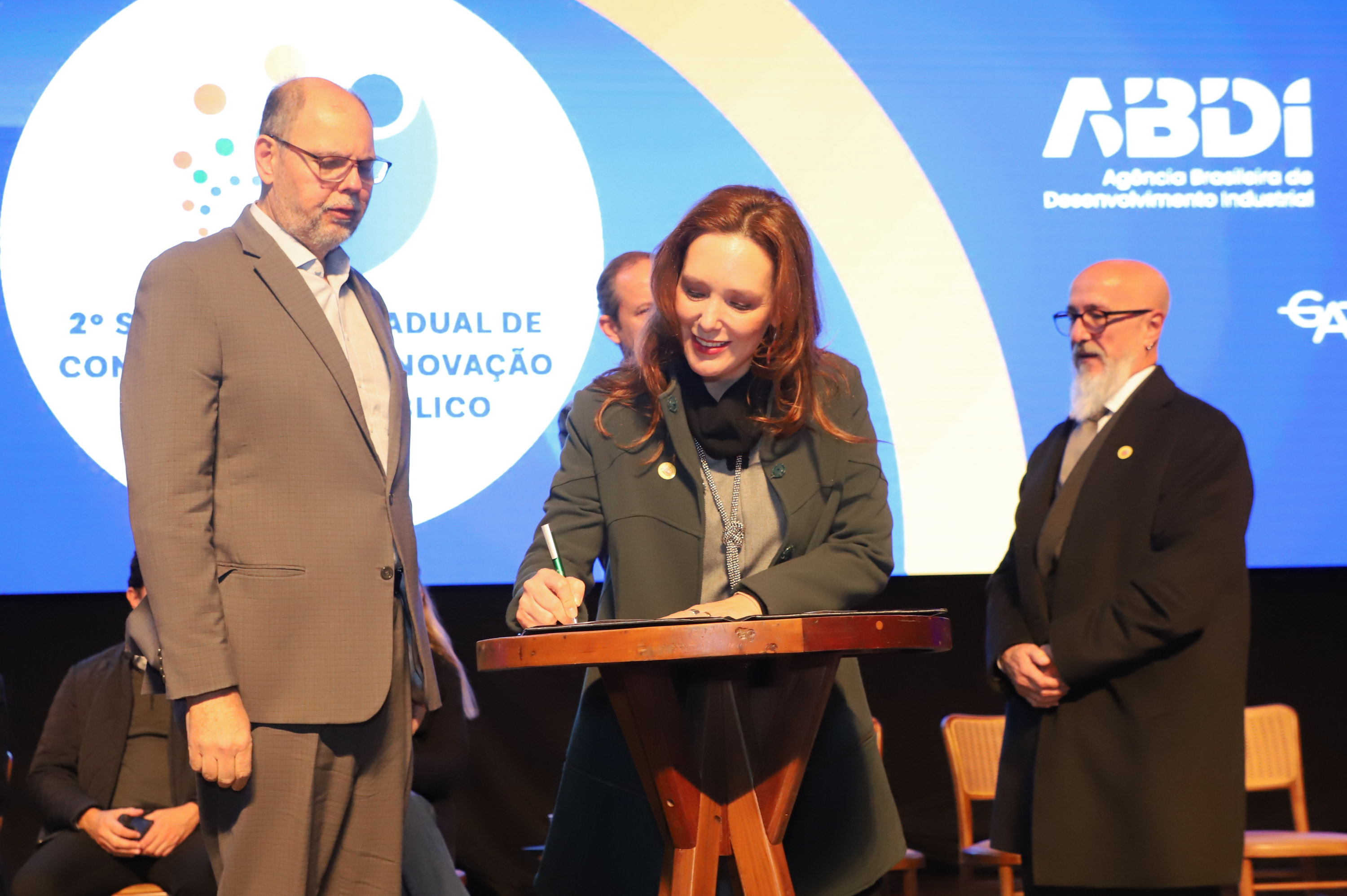 O Governo do Estado, por meio da Secretaria da Inovação, Modernização e Transformação Digital (SEI), apresentou nesta terça-feira (13) novidades voltadas à inovação: a criação de um novo hub para Govtechs e um acordo de colaboração com a Agência Brasileira de Desenvolvimento Industrial (ABDI), do governo federal, que dará apoio técnico especializado para futuras contratações do Estado em Pesquisa e Desenvolvimento (P&D).